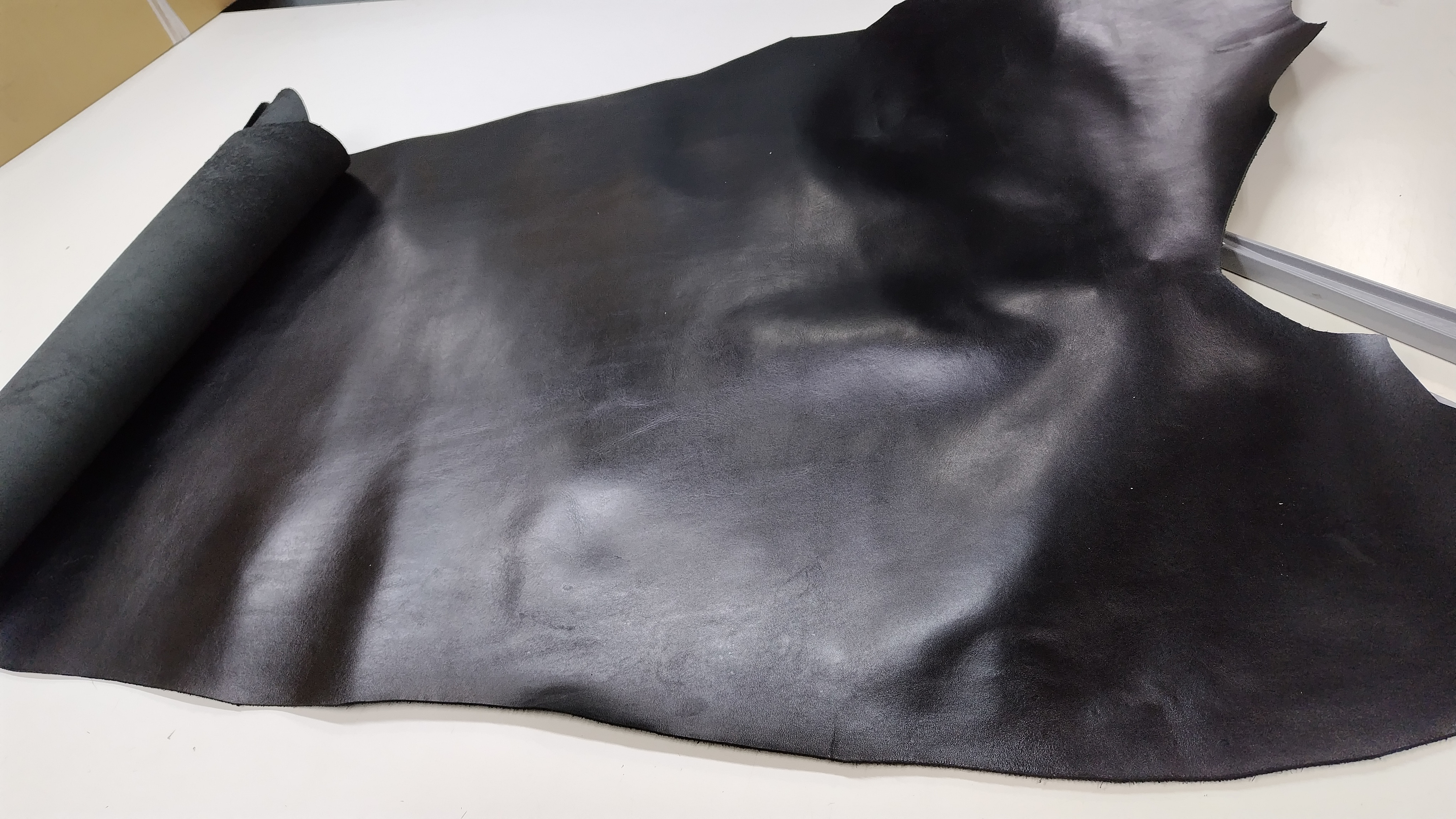 K100　ベジタブルレザー　黒　140デシ程度　1.6㎜程度