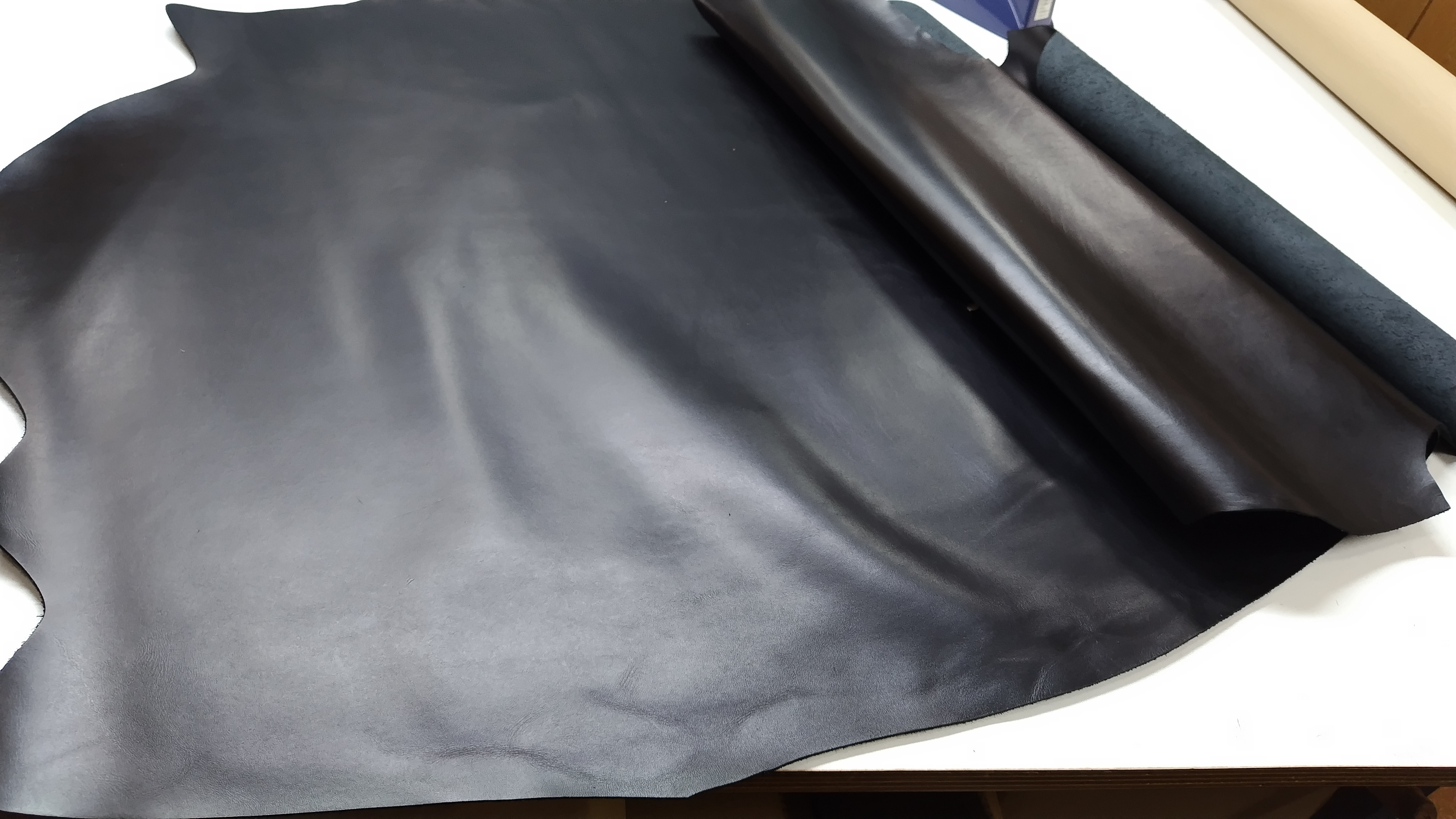 K105　ベジタブル+クロム　牛革　黒　150デシ程度　1.5ｍｍ