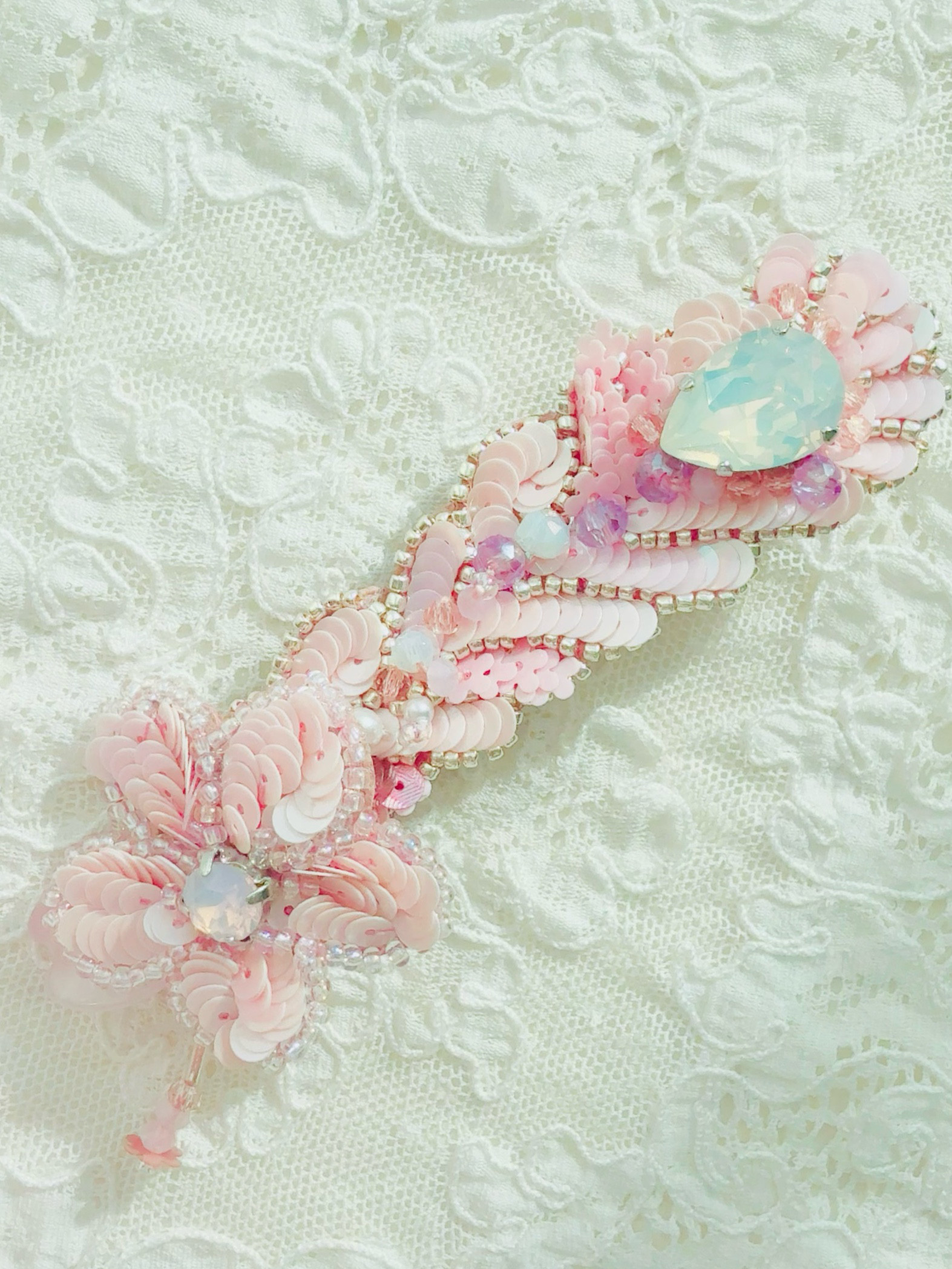 les plumes  【ブルーグレーの羽根】オートクチュール刺繍ブローチ