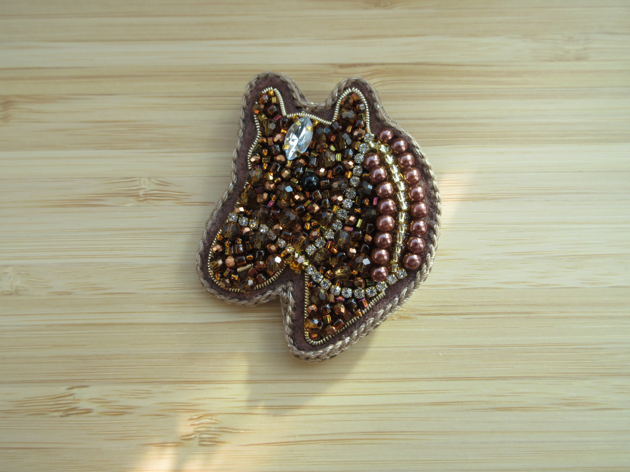 栗毛馬のブローチ