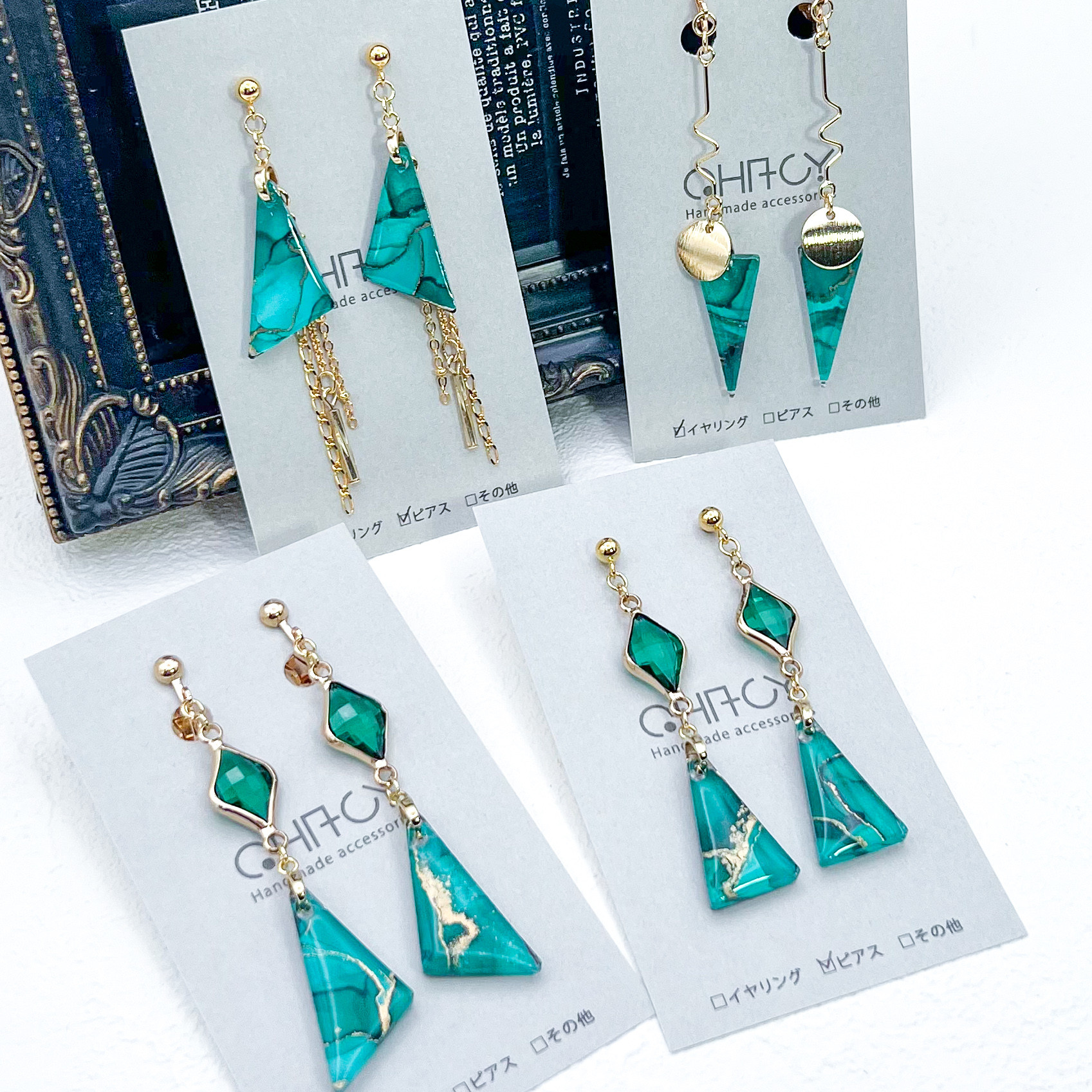 「エメラルド＆ゴールド」トライアングルイヤリングorピアス　幾何学　三角　CHACYアクリルインクアート