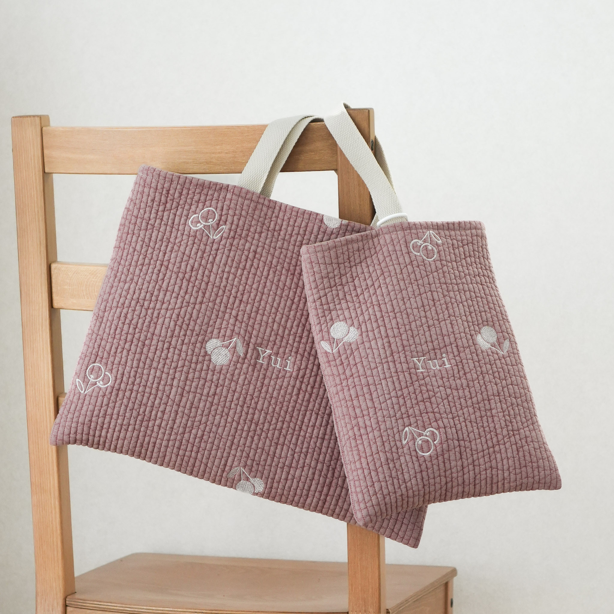 大人可愛い さくらんぼ ヌビ レッスンバッグ と 上履き入れ の2点セット くすみピンクで落ち着いた雰囲気を