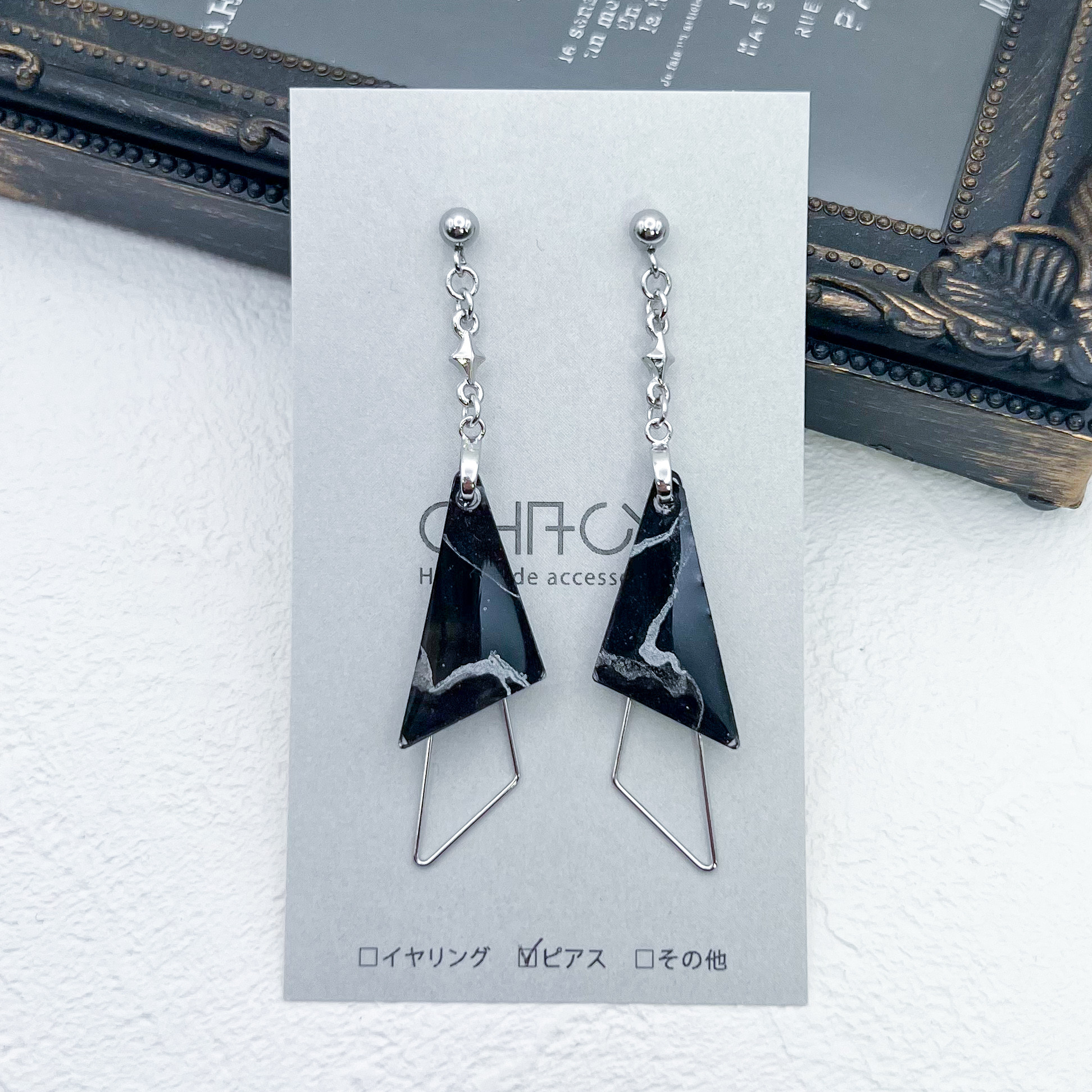 「ブラック＆シルバー」トライアングルイヤリングorピアス　幾何学　三角　CHACYアクリルインクアート