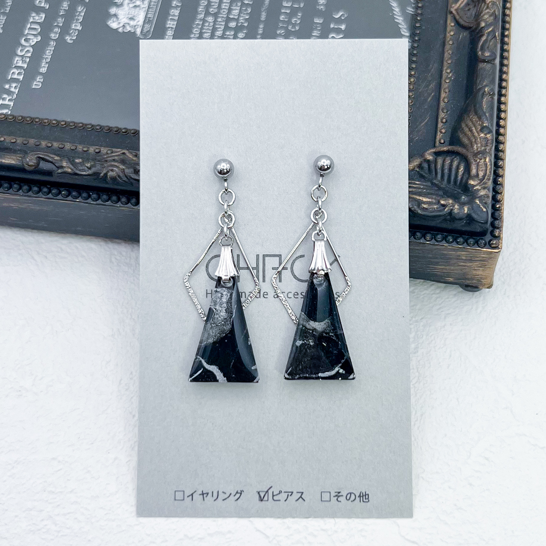 「ブラック＆シルバー」トライアングルイヤリングorピアス　幾何学　三角　CHACYアクリルインクアート