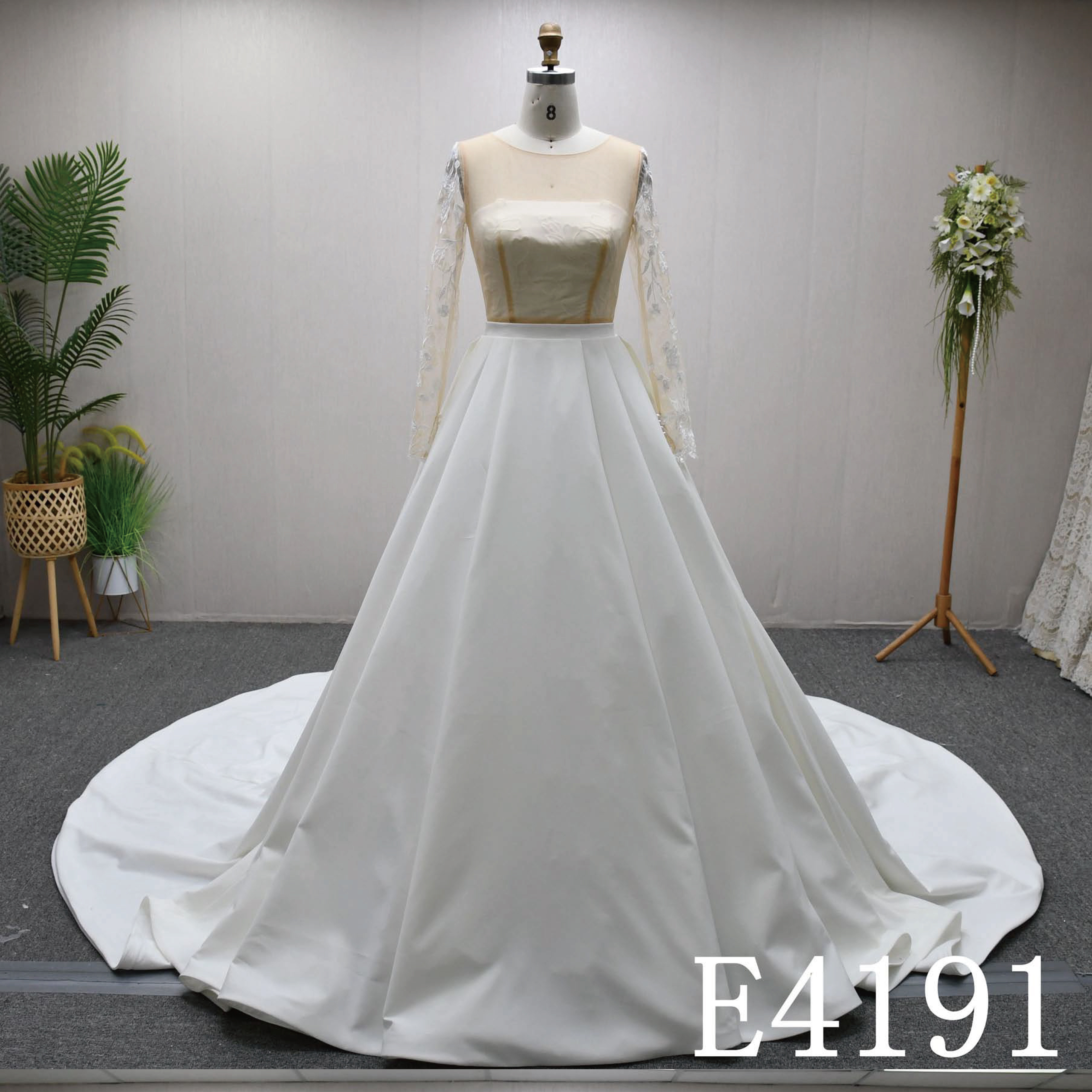 イリュージョンネック　シースル長袖　くるみボタン　トレーン　白　シンプルなドレス　aライン　細見えシルエット　ブライダル