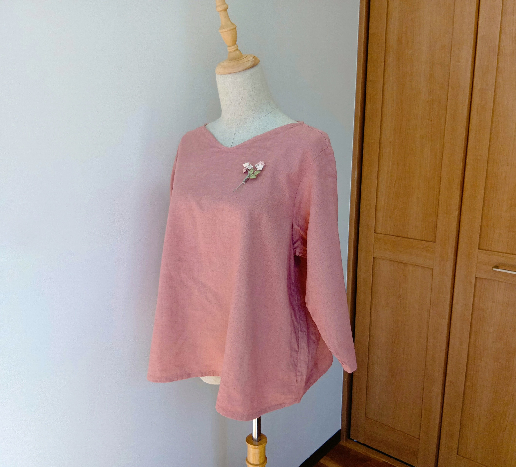 【2026春の新作】一点物　茜染めのやわらかな春色ピンク　コットンリネンのゆったりプルオーバー