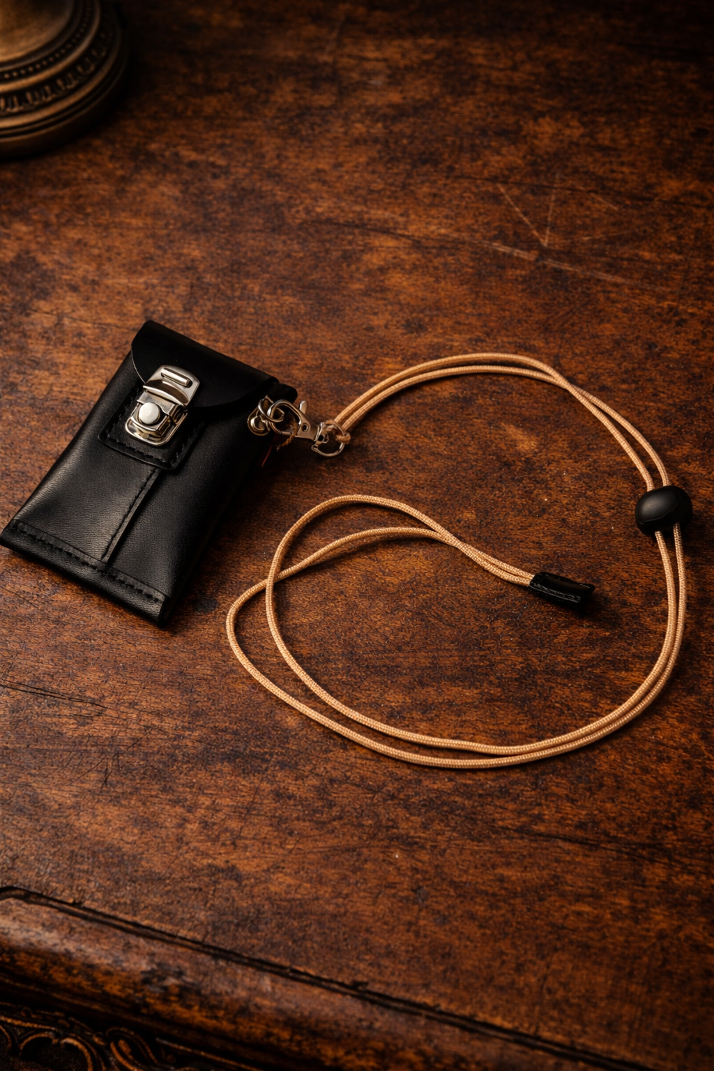 大人のポチ袋。仕切り付きで管理しやすい本革ネックウォレット / ブラック（首紐付き）