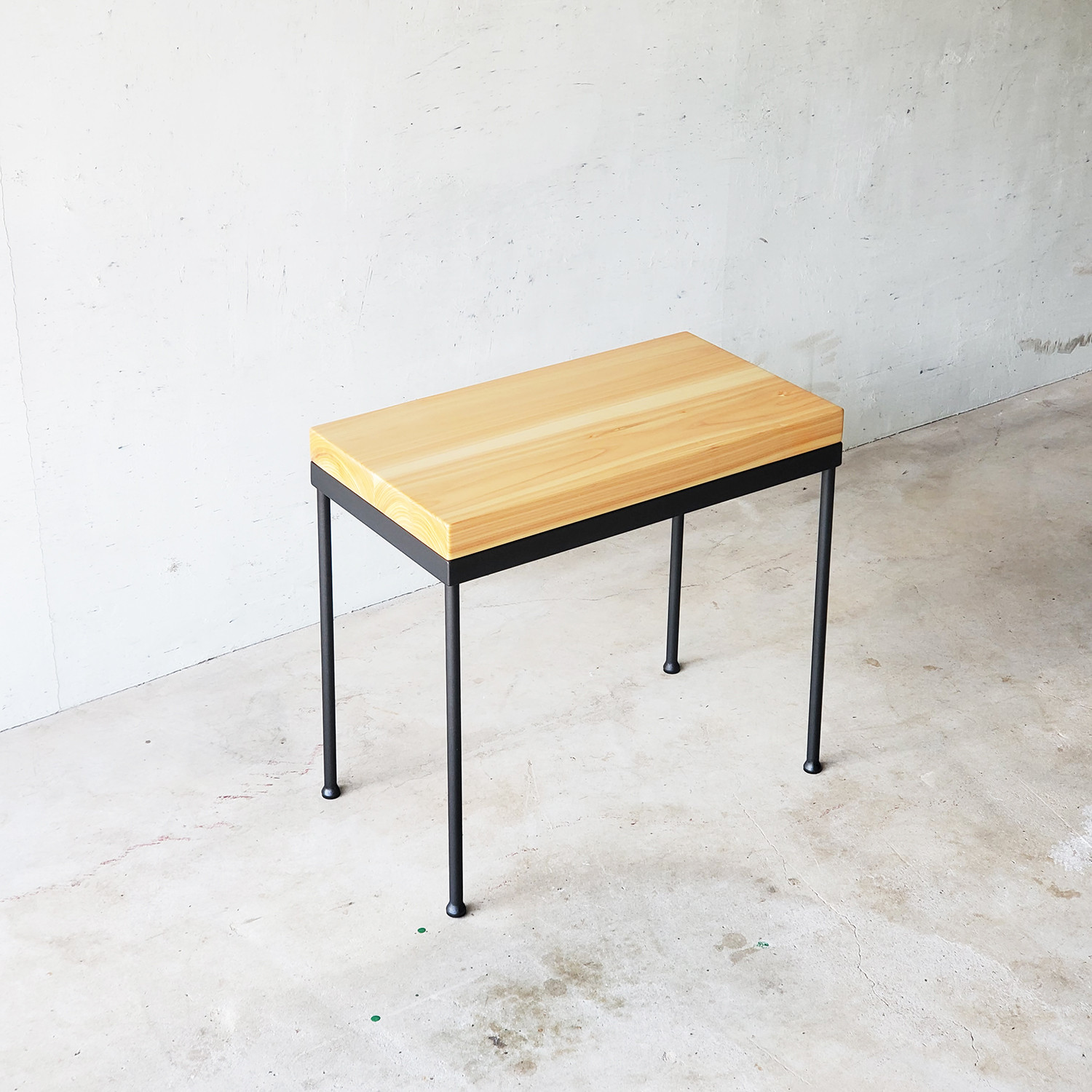 スリムな天然木とアイアンスツールー奥行26cmｘ高40㎝【国産ヒノキとアイアン脚】エントランス・玄関椅子・腰掛け