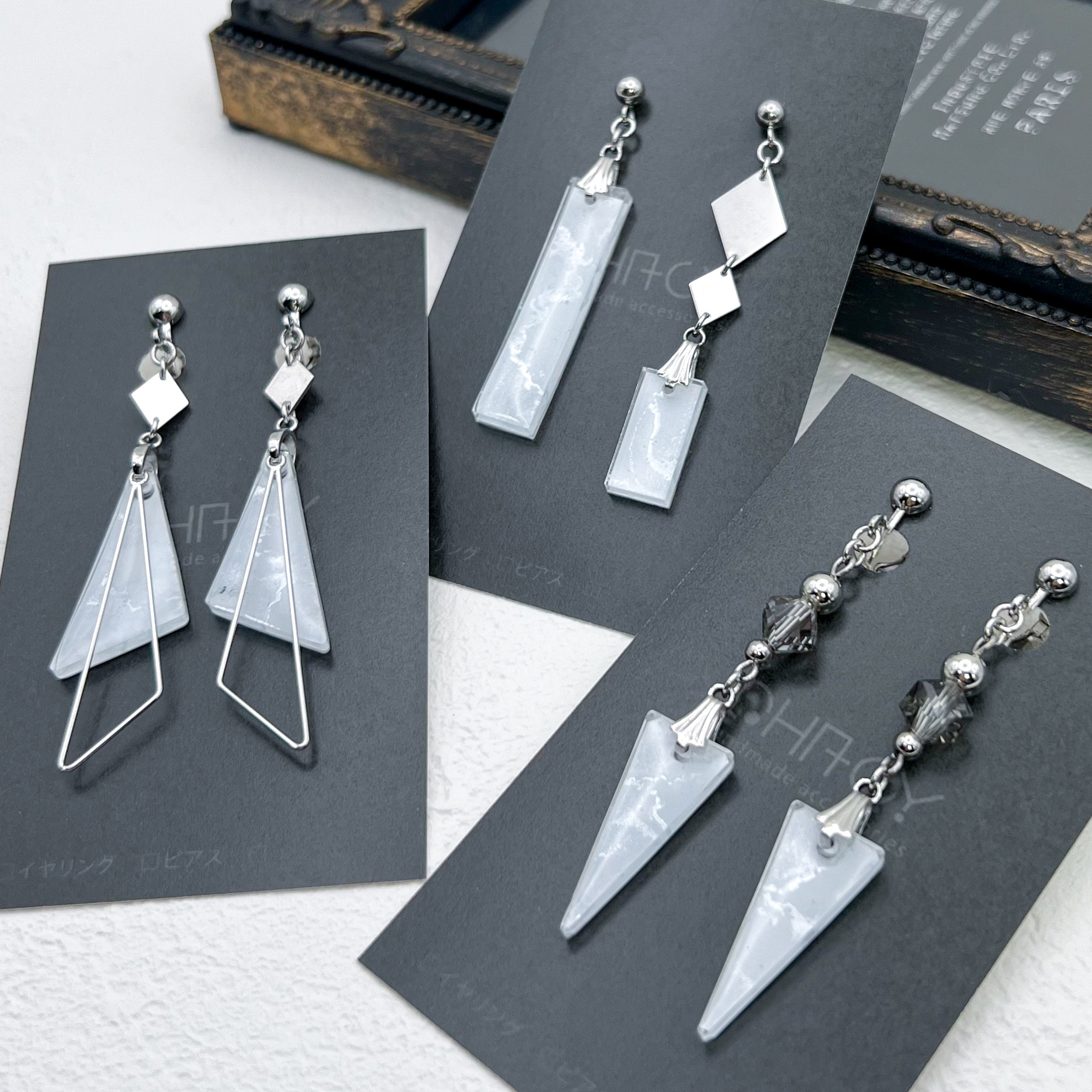 「ホワイト＆シルバー」トライアングルイヤリングorピアス　幾何学　三角　CHACYアクリルインクアート