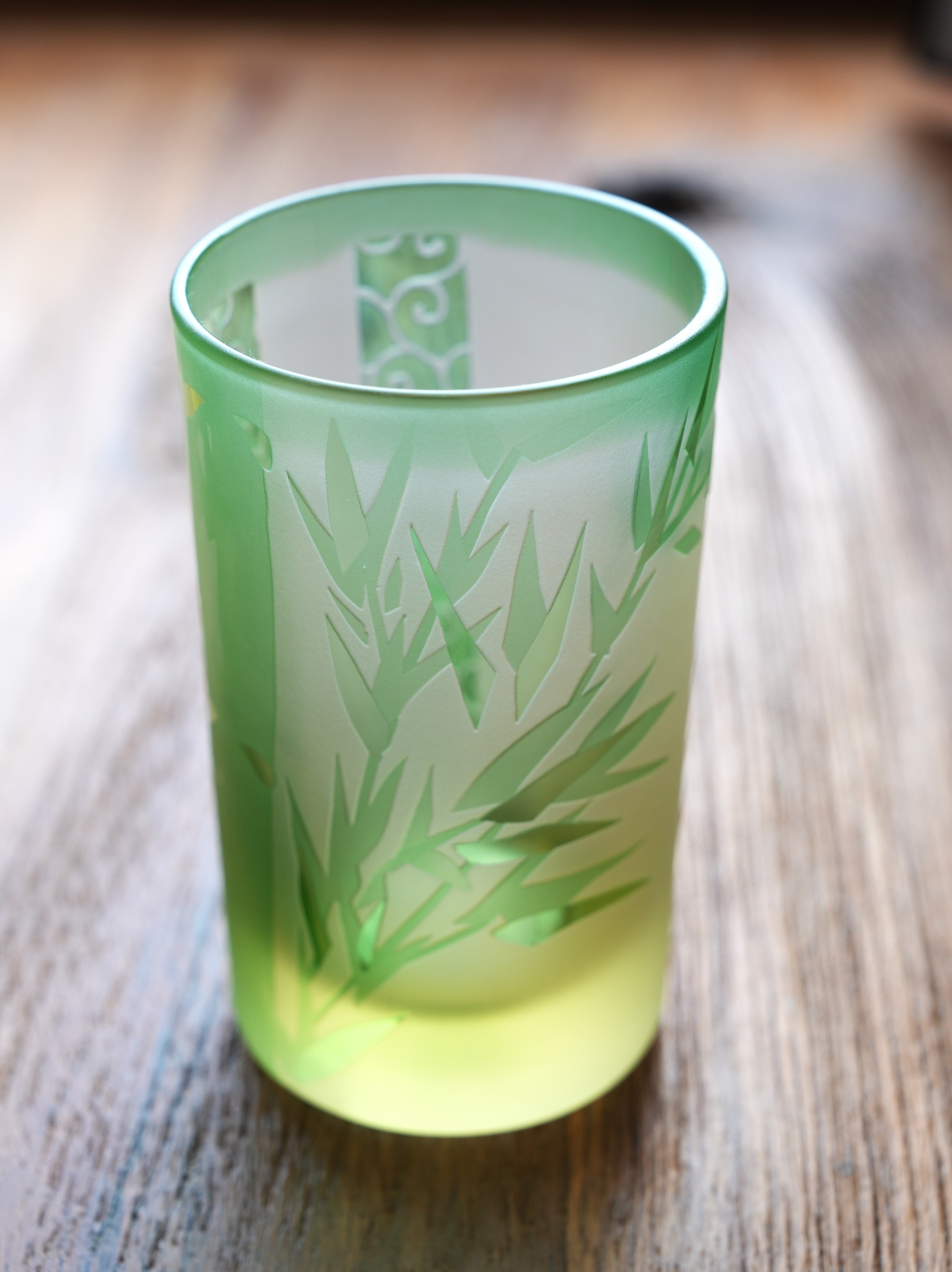 竹と唐草模様 緑のショットグラス　ロング（ぐい呑み・おちょこ）