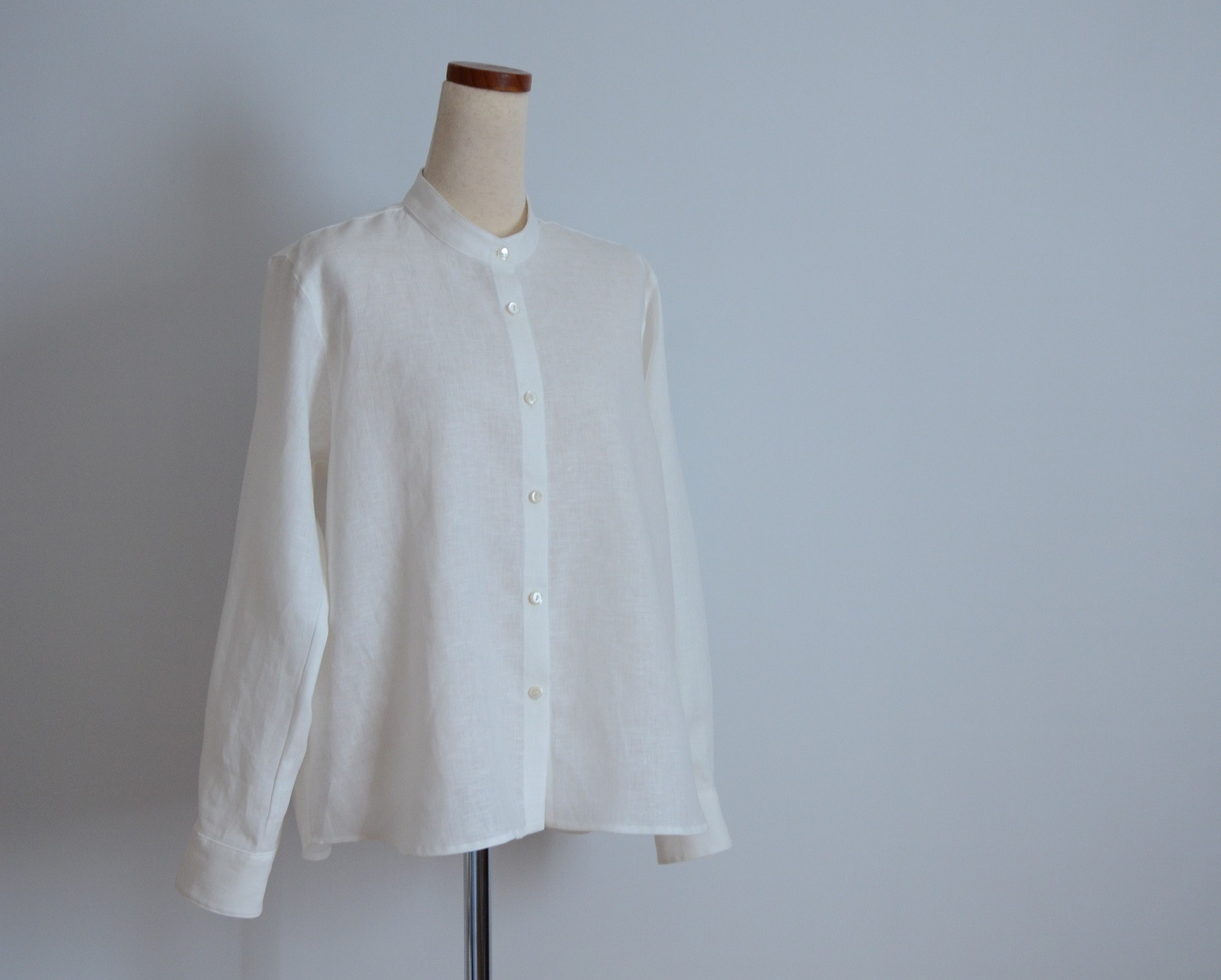 リネンのスタンドカラーシャツ　リネン100％　オフホワイト