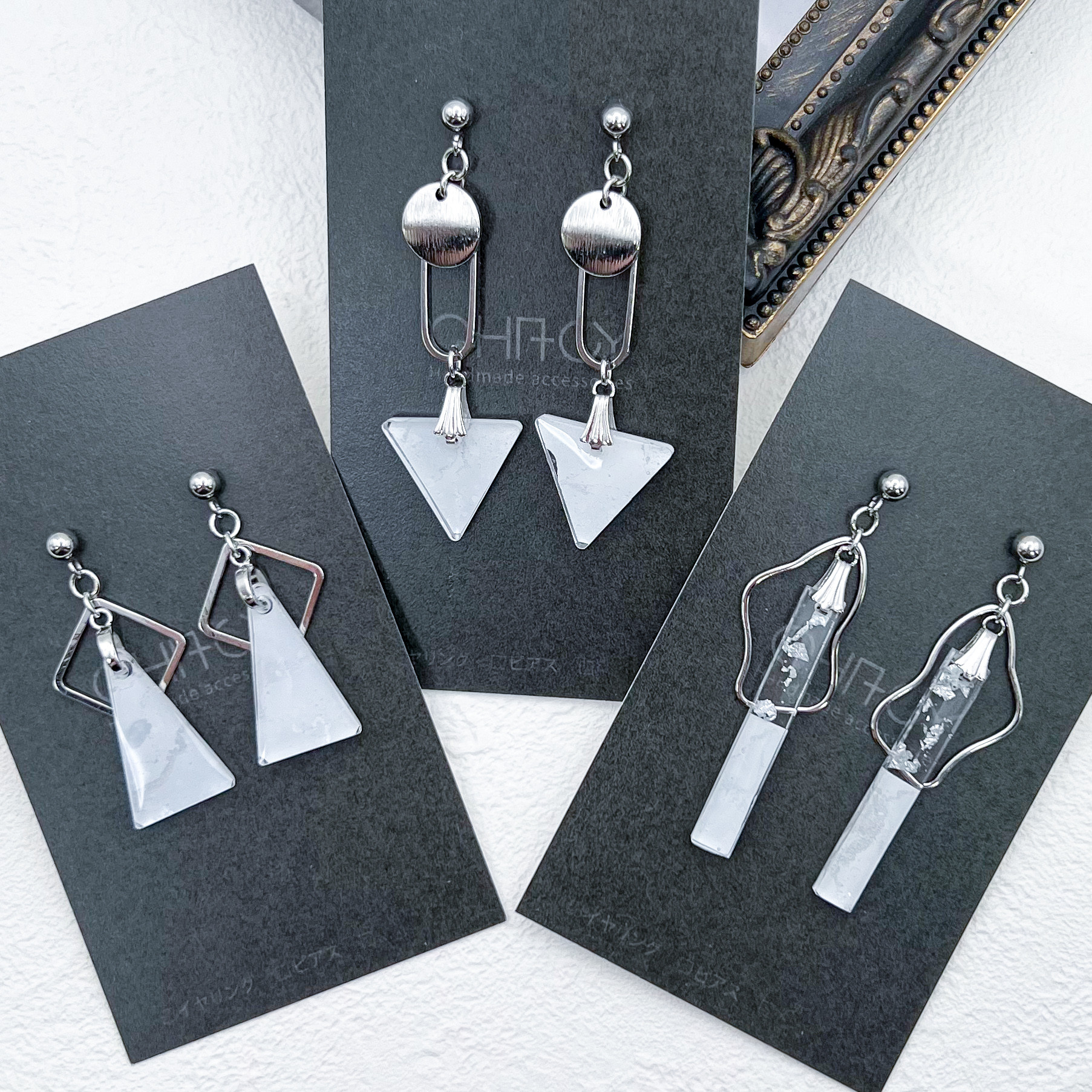 「ホワイト＆シルバー」トライアングルイヤリングorピアス　幾何学　三角　CHACYアクリルインクアート