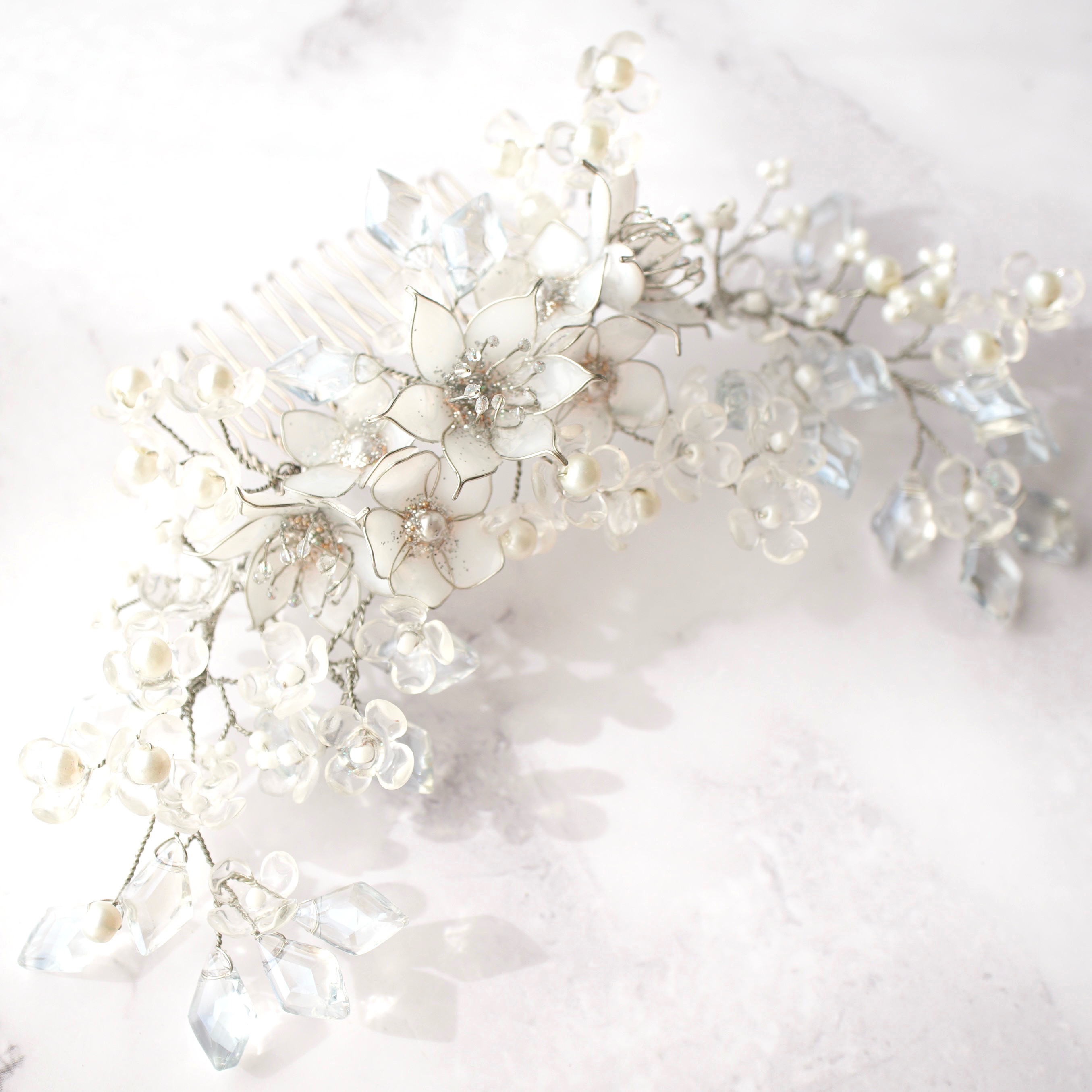 小枝ヘッドドレス ユリとホワイトスター｜ディップアート 白花 ブライダルアクセサリー　祝福の白花　ワイヤー　ウェディング