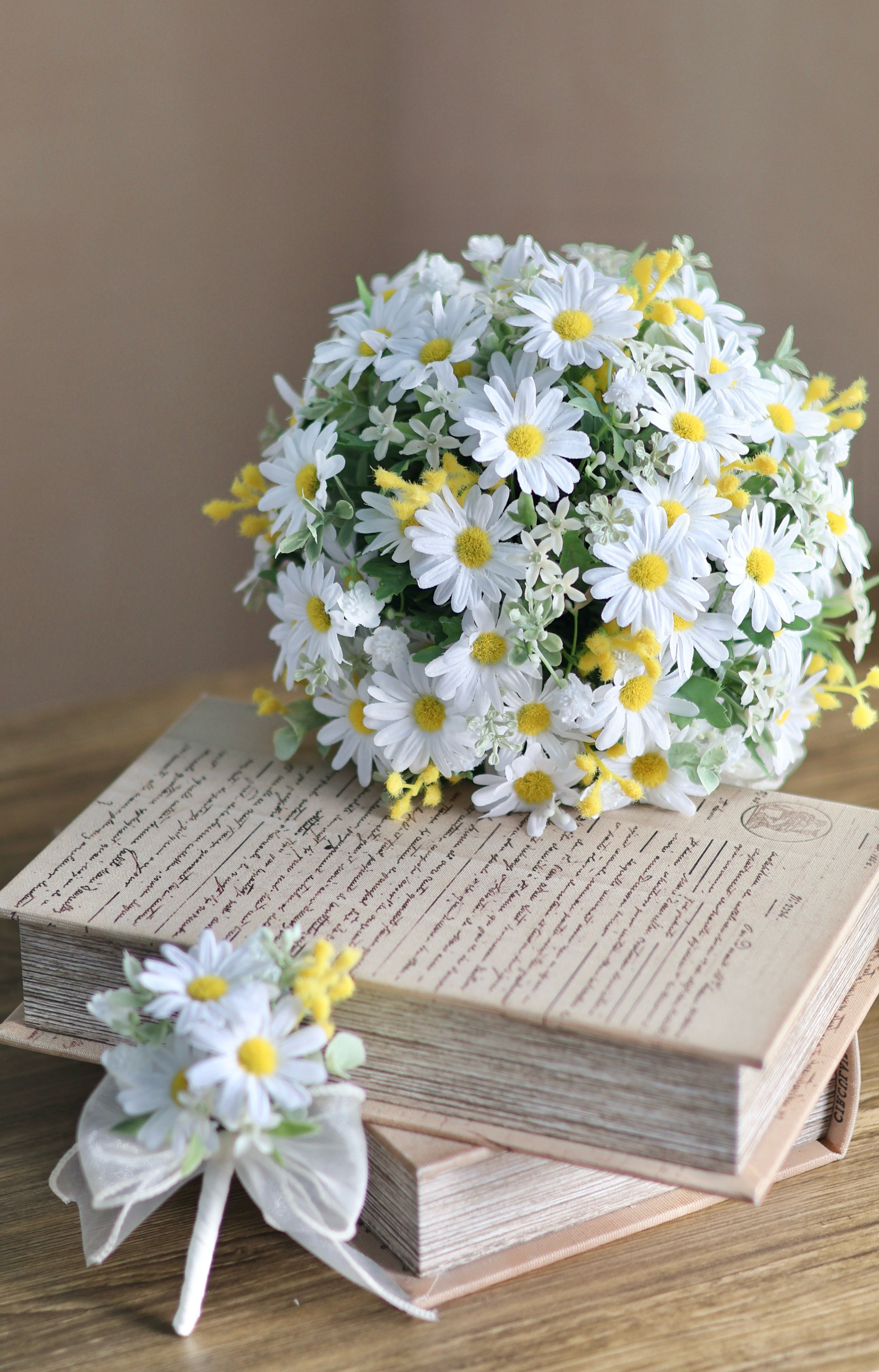 マーガレットのふんわりブーケ/ミモザMIX/ブートニア付き アーティフィシャル 造花ブーケ ウェディングブーケ