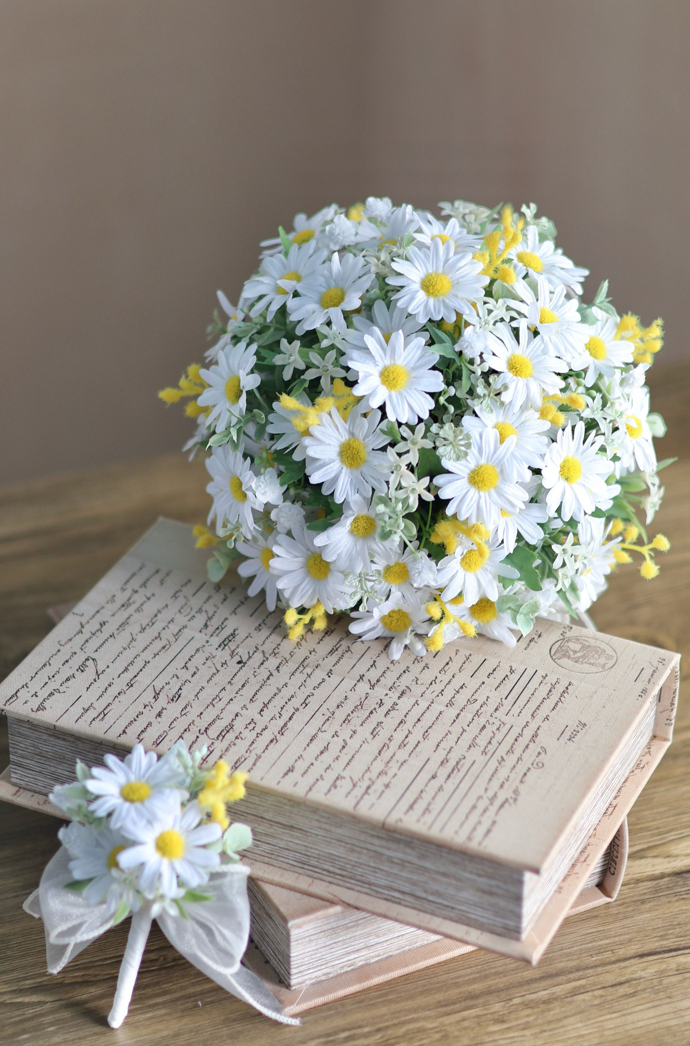 マーガレットのふんわりブーケ/ミモザMIX/ブートニア付き アーティフィシャル 造花ブーケ ウェディングブーケ