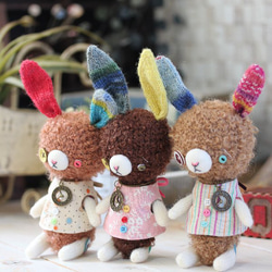 送料無料］ポンポン帽子のくまさんとちんまいうさぎブローチ