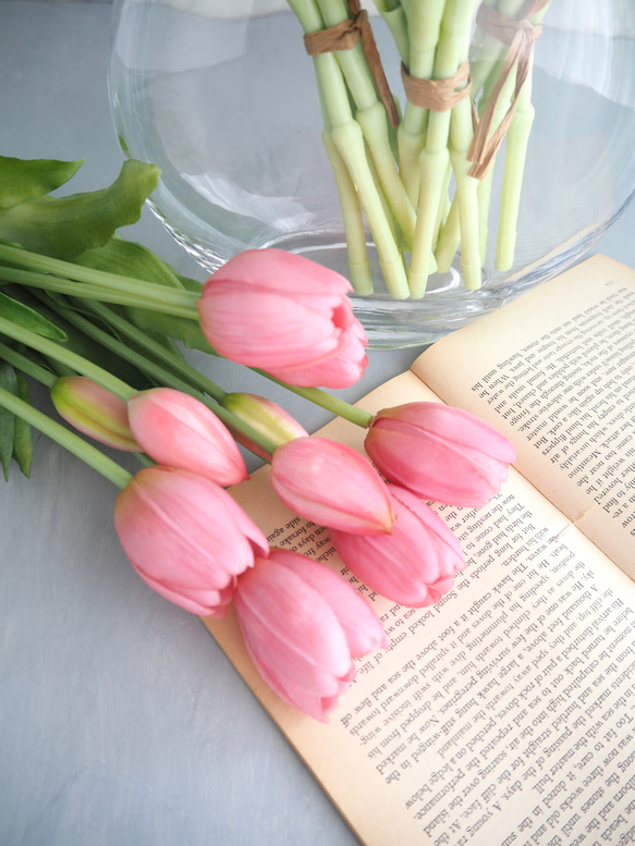 【リアルな触り心地】まるで生花のような瑞々しさ|春のチューリップ5本ブーケ|アーティフィシャルフラワー【シェルピンク】 3枚目の画像