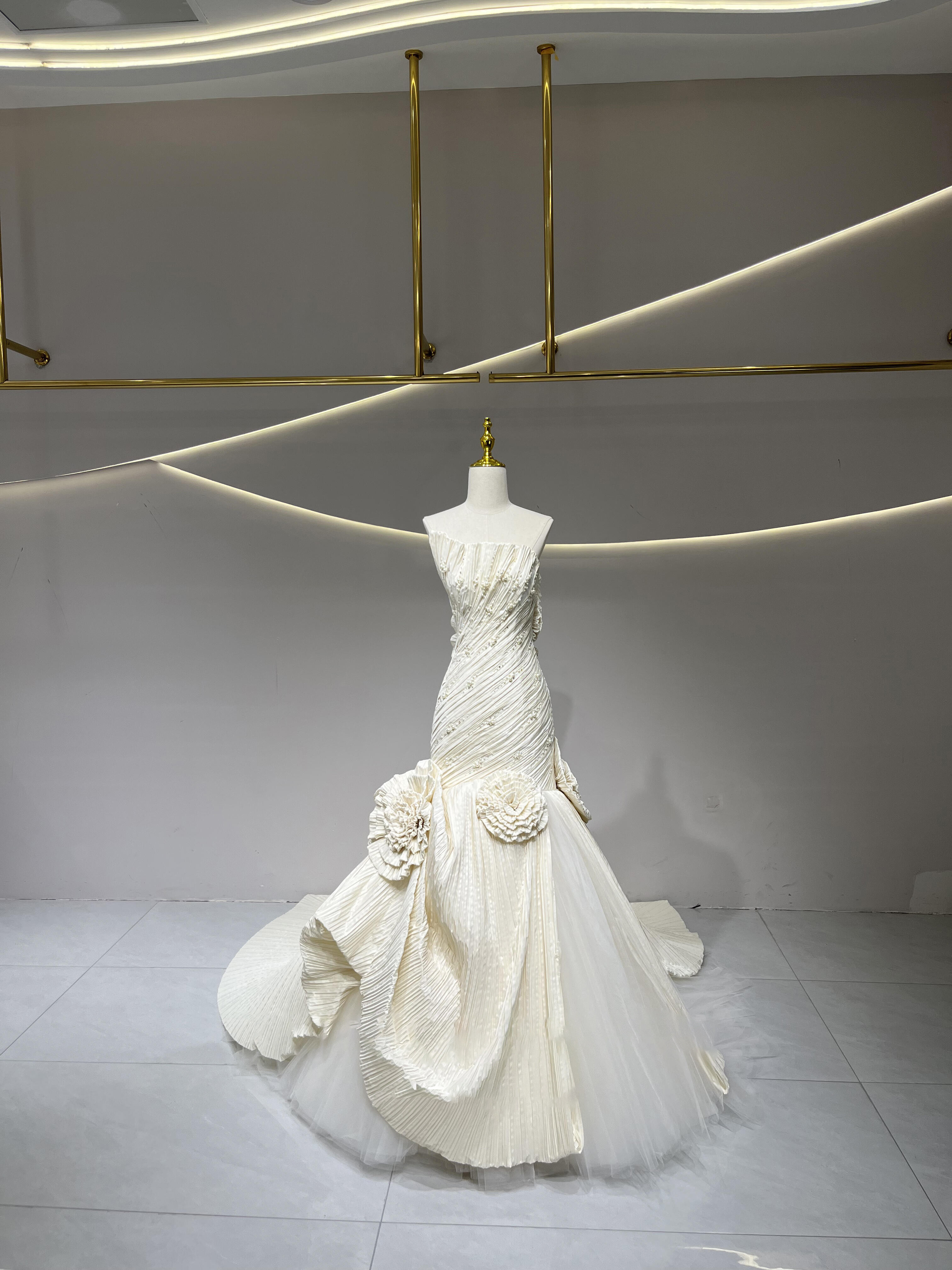 豪華なトレーン　フリルアイボリー　マーメイドドレス　タイトスカート　エレガントなシルエット　ソフトチュール　ウェディング