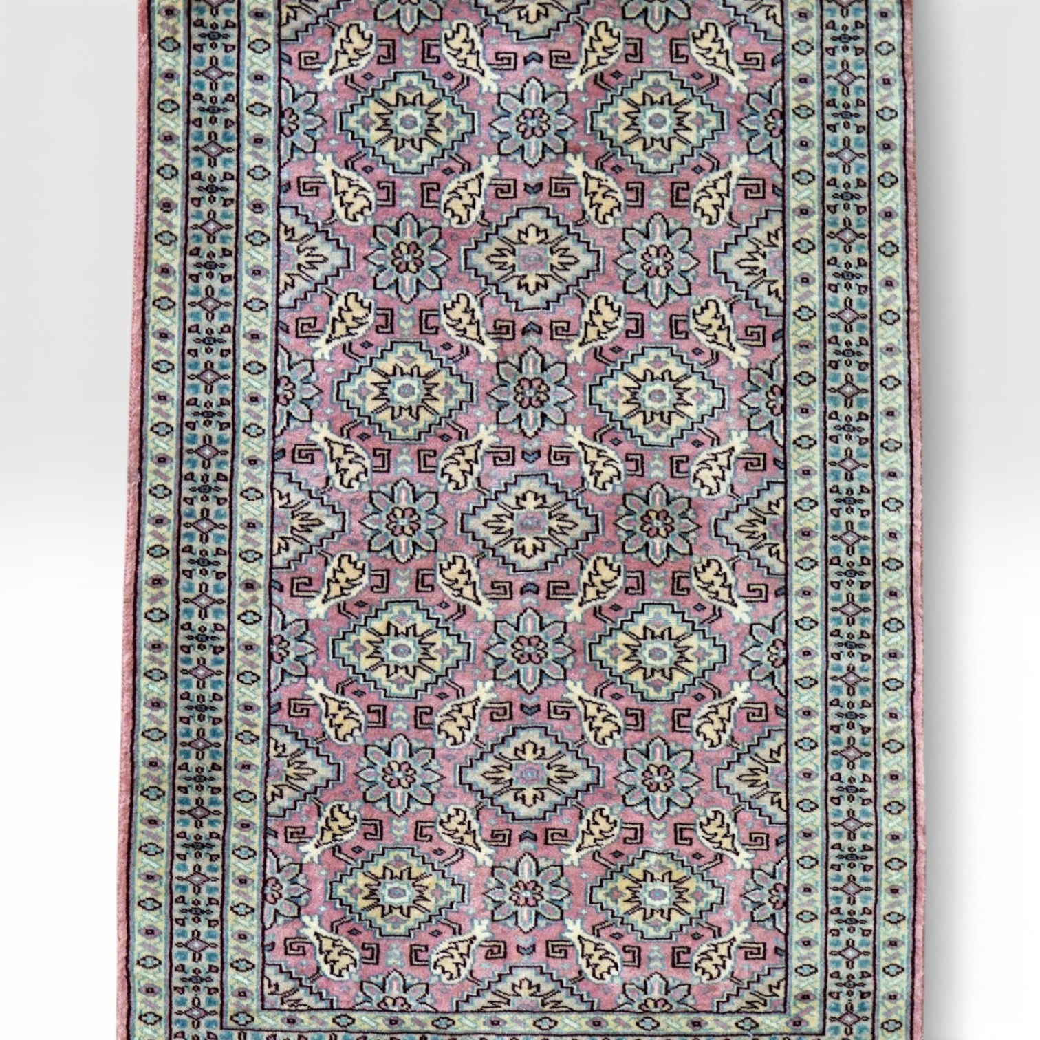 パキスタン手織り絨毯 ピンク繊細な花柄トライバルラグ 122×77cm