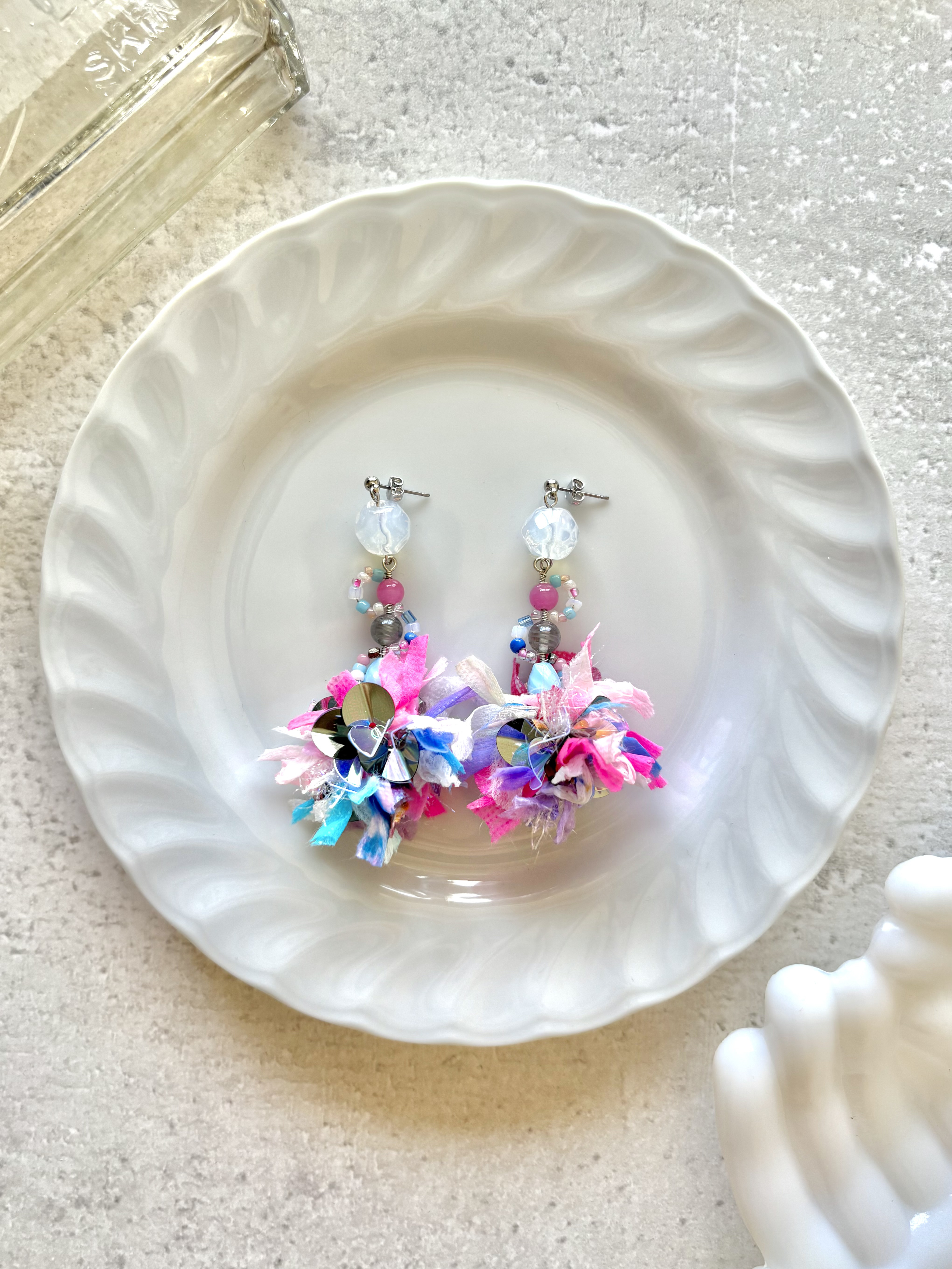 糸とスパンコールのボール耳飾り｜一点もの【Boniquita】