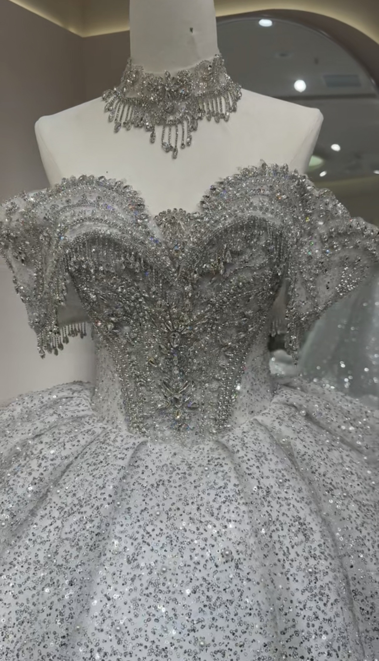 高品質ウェディングドレス　ラメ入り　たっぷりなストーン　ボリューム　オフショルダー　2の腕かばー　ネックレスあり　結婚式