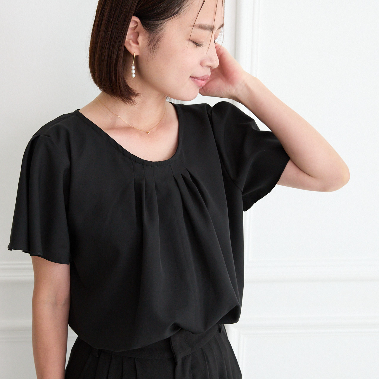 上品な光沢感＋シワになりにくい フリルショートスリーブ ブラウス　ブラック　0653BK