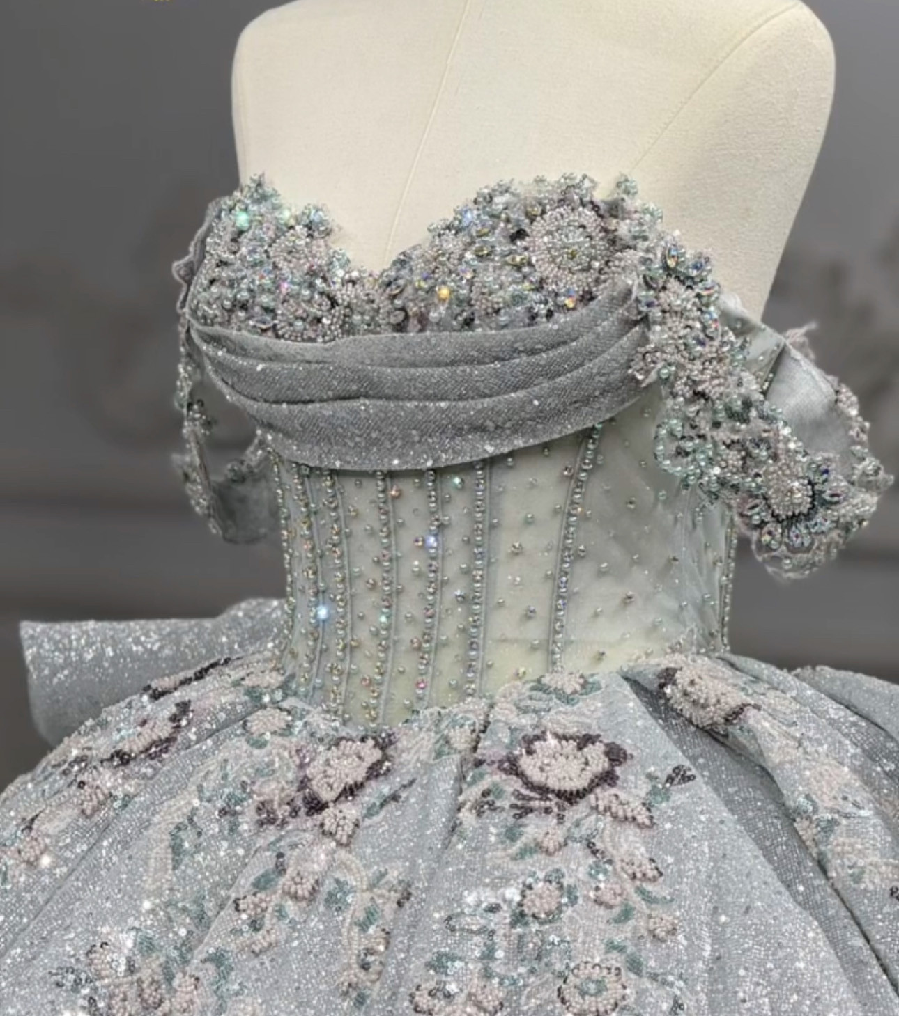 華やかなトレーン　ブライダル　グレーシルバー　キラキラグッリター　ラメ入り　ラッフル挙式目立つ　ウェディングドレス前撮り