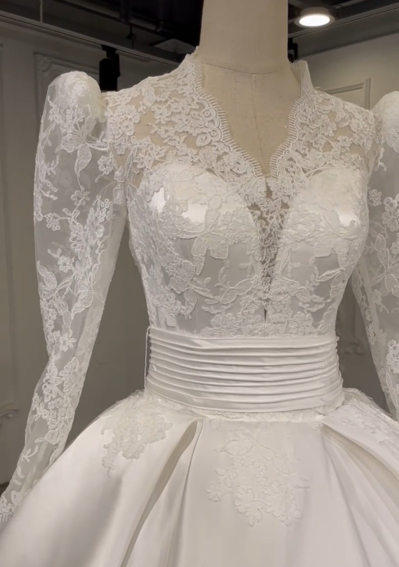 高級感溢れる　フロアー丈　シースル長袖　ミカドサテン　オフホワイト上品　エレガントなシルエット　ウェディングフランス刺繍