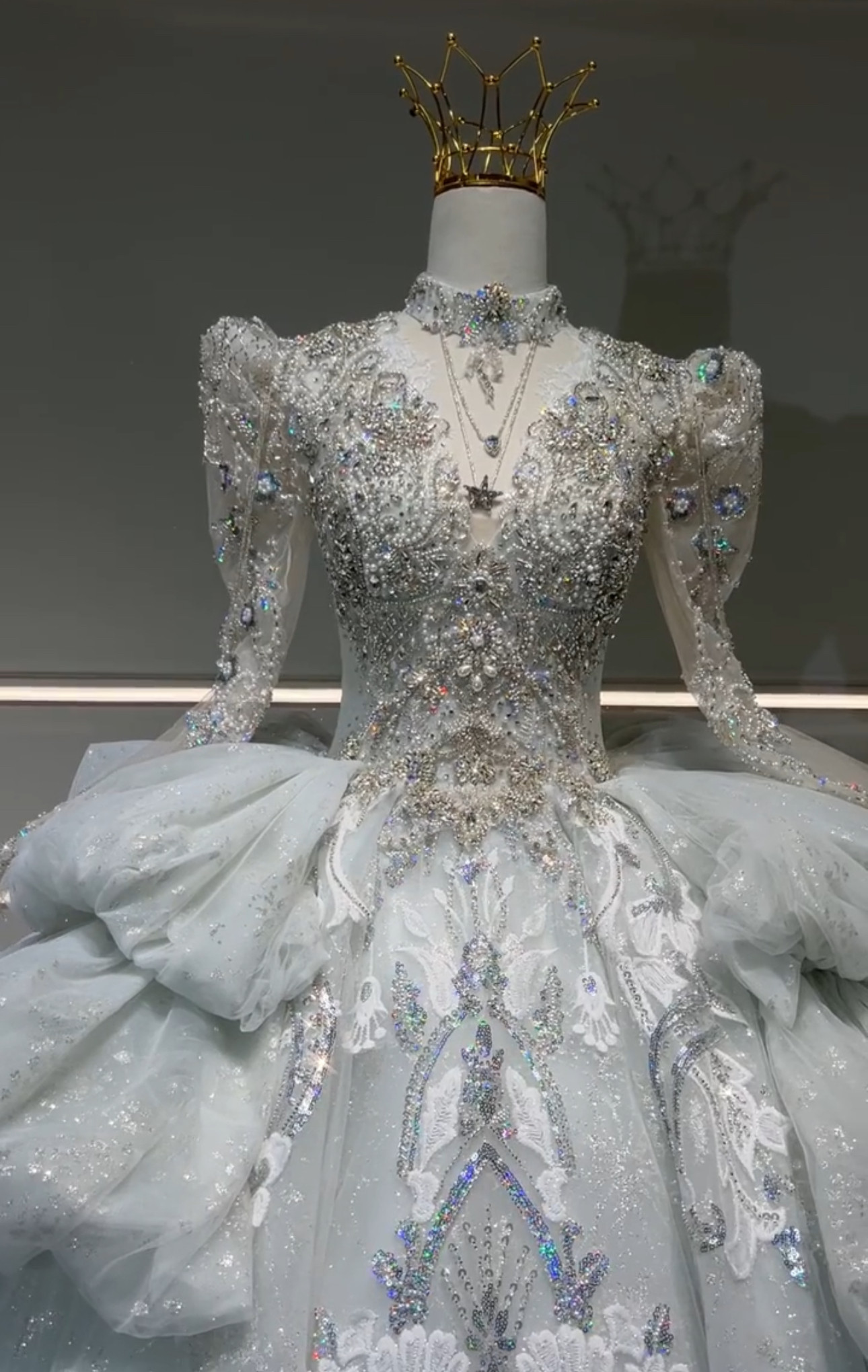 高品質背中見せ　編みあげ　サイズオーダーロング袖トレーン　ボリューム感　フレアスカート　長袖　vネック　ストーンビジュー