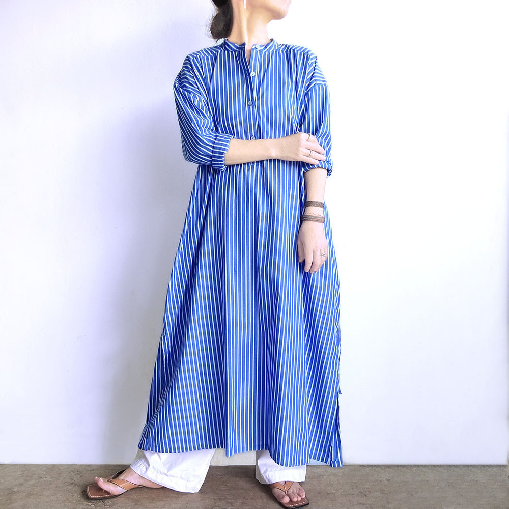 スタンドカラーロングワンピース（ストライプ青地×白）