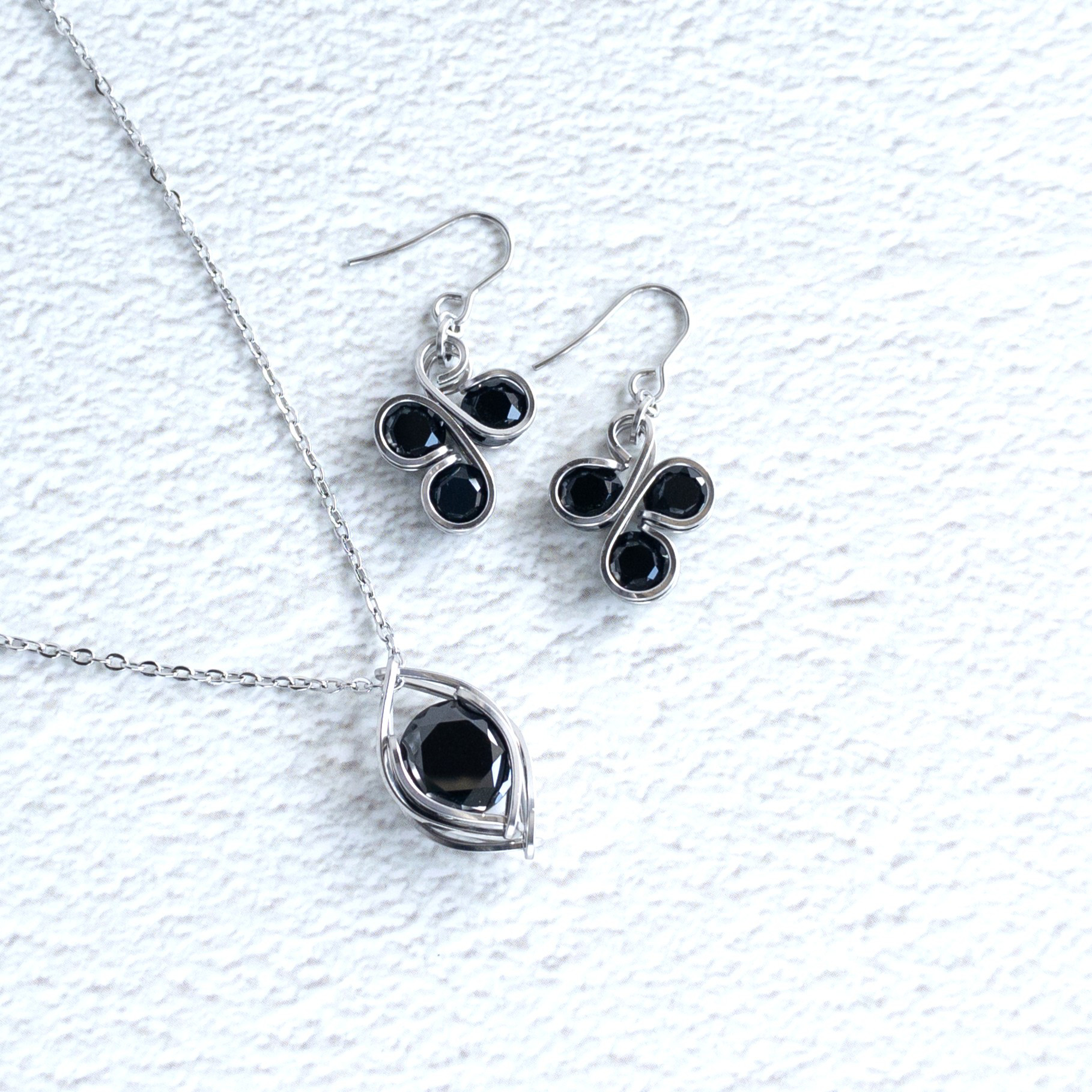 シャムロック（三つ葉のピアス／イヤリング）＆キュービックジルコニアペンダント セット【ブラック】