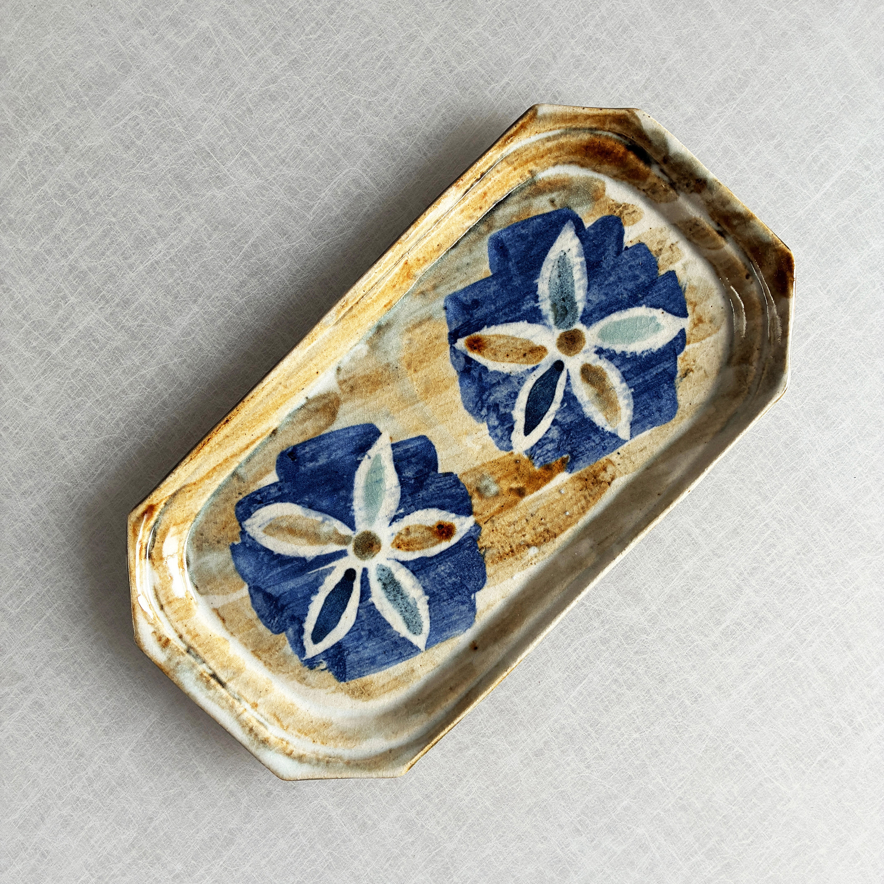 青花文 長角皿｜サビ色とブルーの焼き味プレート｜手描き一点もの