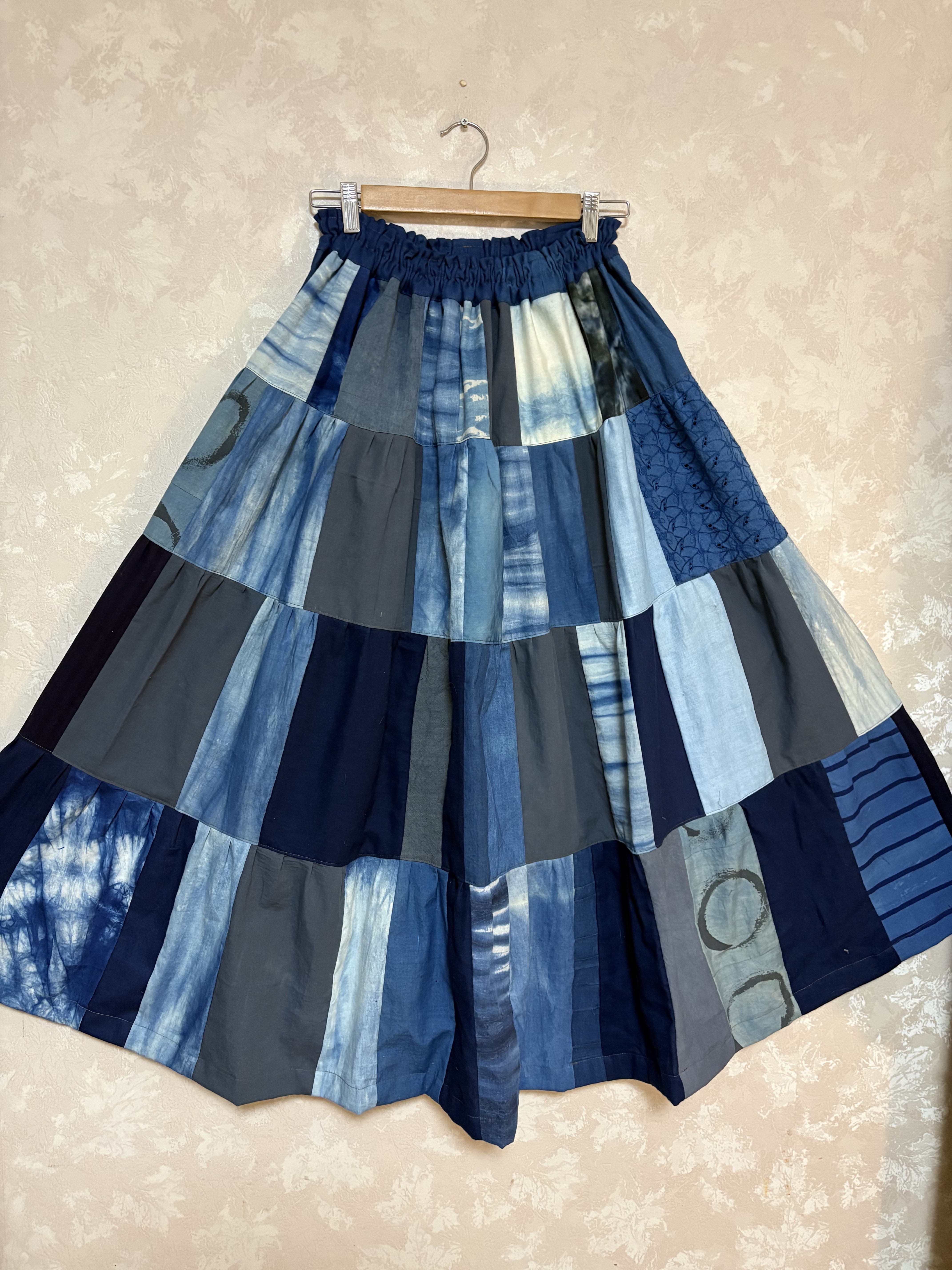 576.藍絞り染めのロングスカート、パッチ　ティアード　長方形　型染め　丸