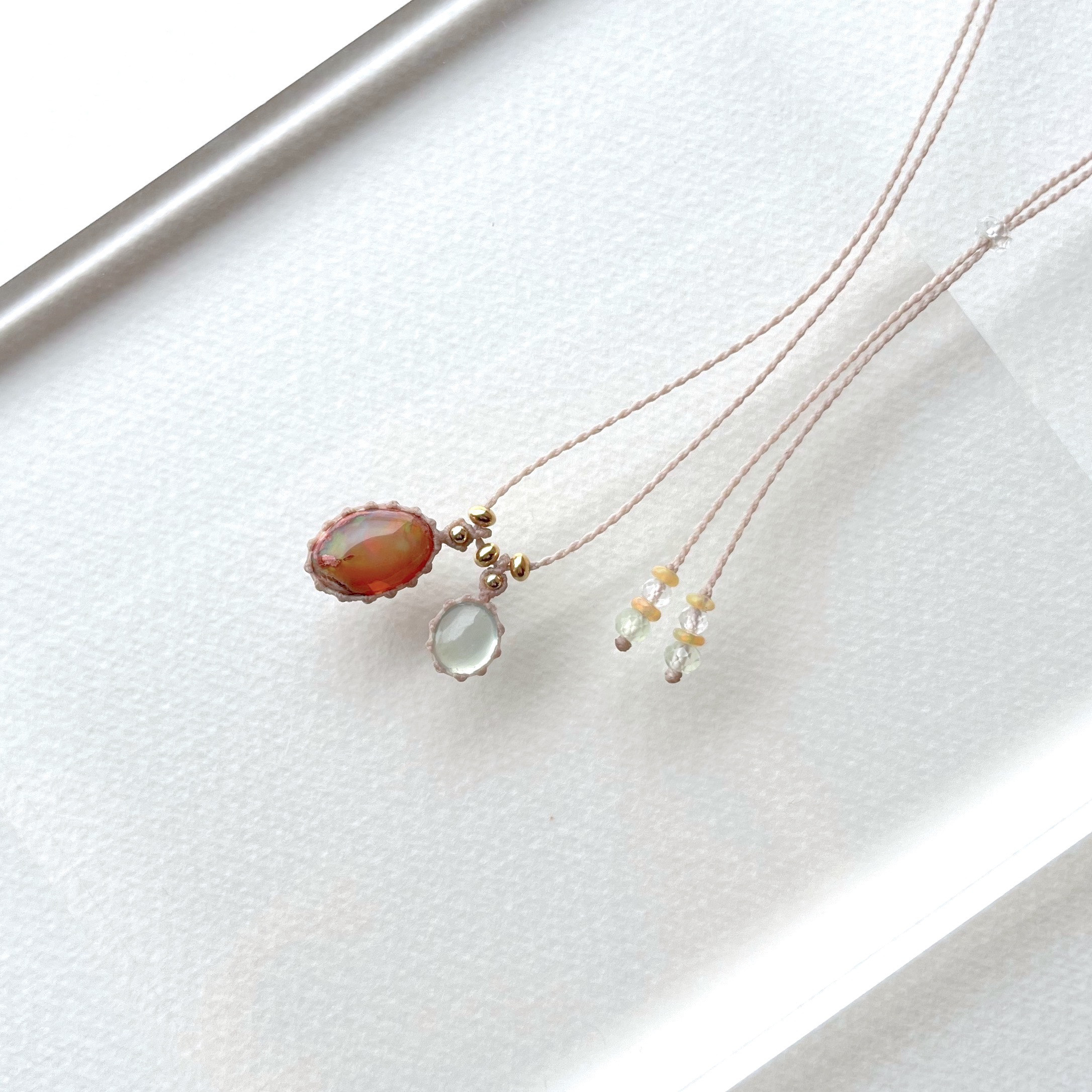 カンテラオパールとプレナイトのマクラメ編み 天然石ネックレス