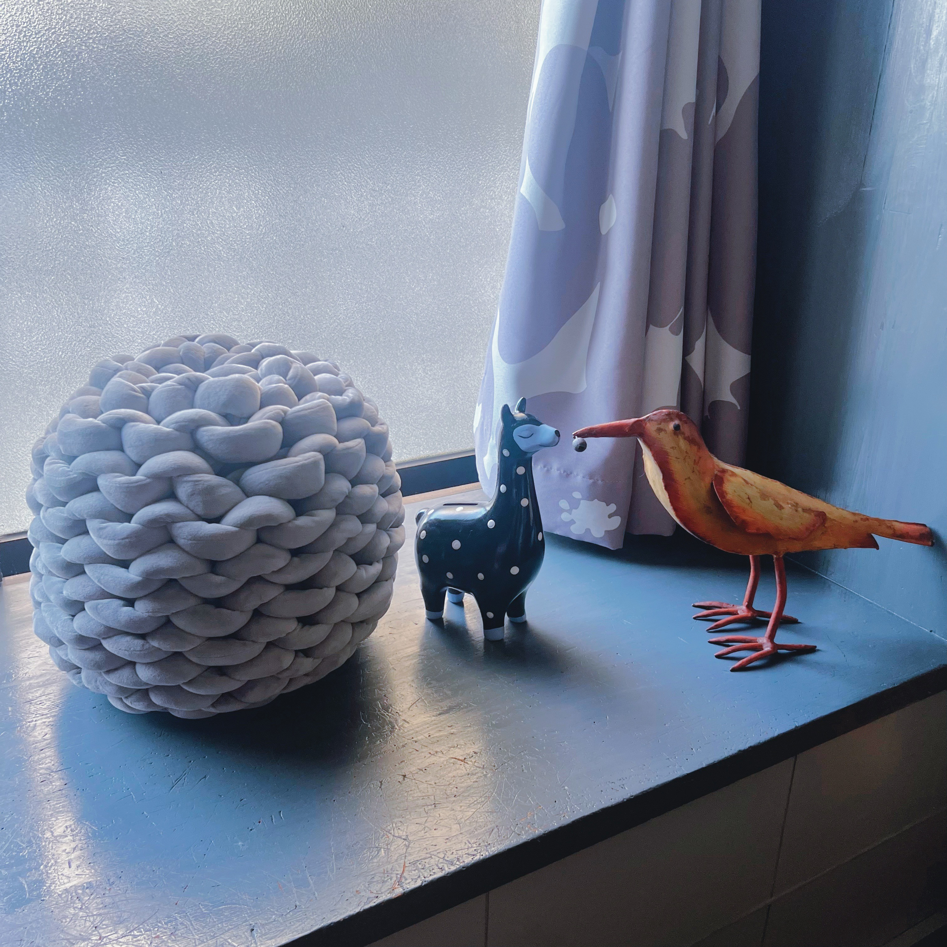 チャンキーニットのボールクッション♡まつぼっくり スモークグレー 北欧 春 松ぼっくり チャンキーヤーン ほっこり