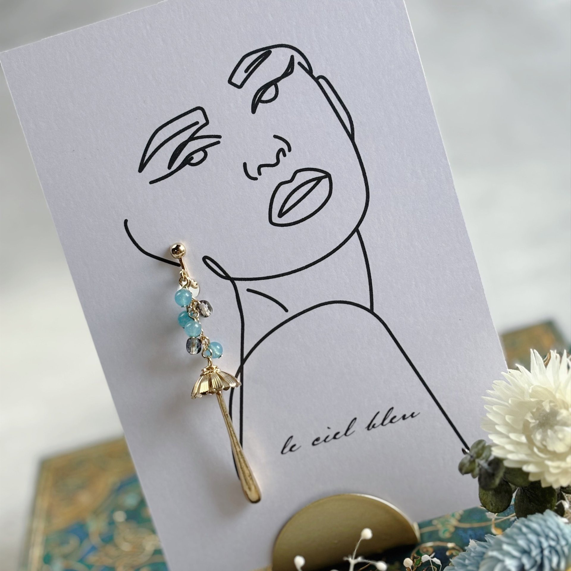 雨の日のイヤリング　染クォーツァイト アクアブルー　天然石　ゴールド　シルバー　イヤリング　揺れる　雨　傘　個性的