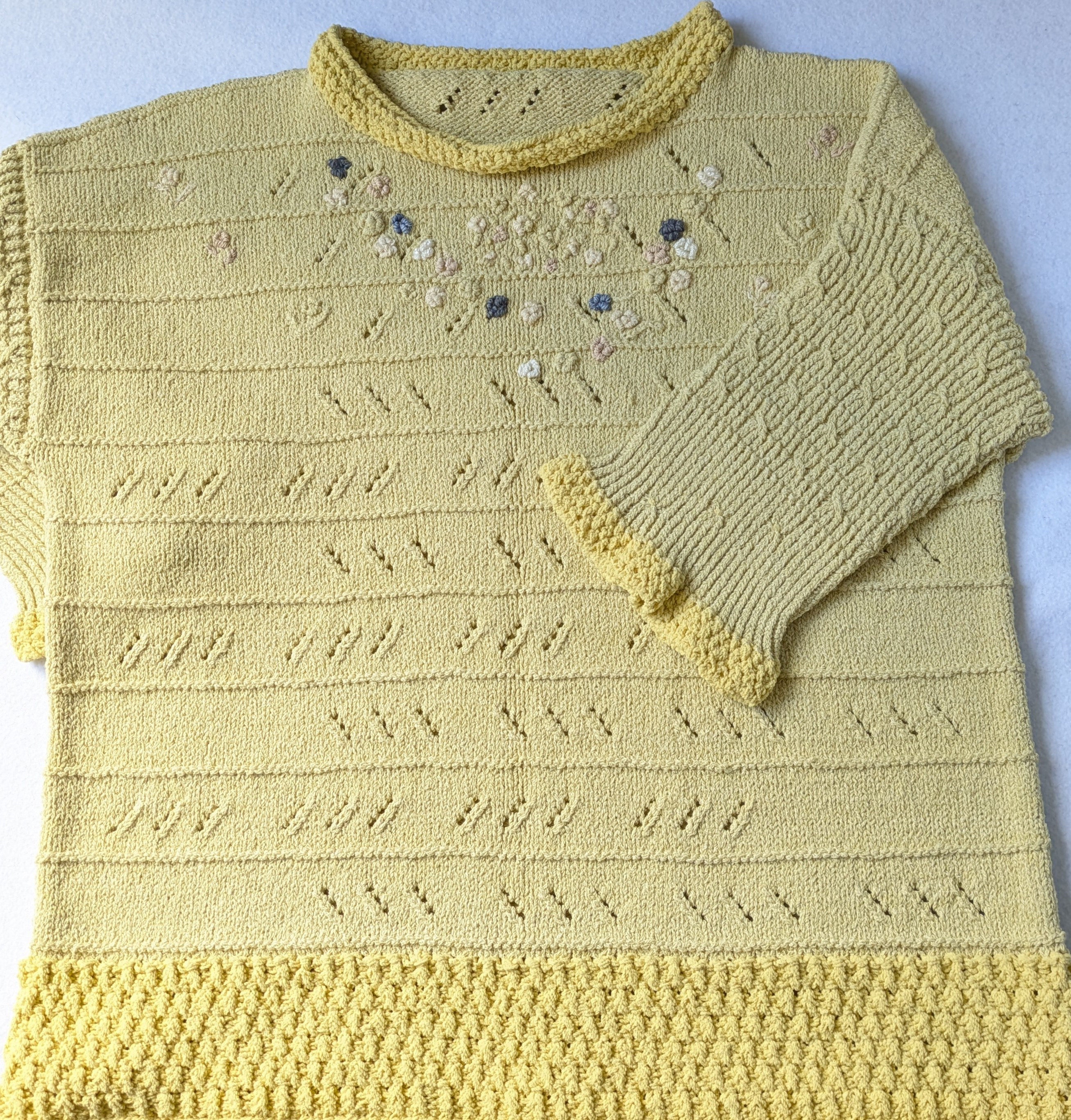 【送料無料】春の訪れ　お花を散りばめたクリームイエローの刺繍コットンプルオーバー　セーター