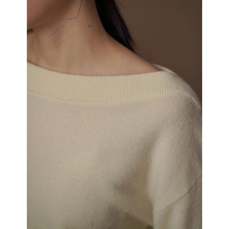 クールな雰囲気のオフショルダーニット 100%ウールのしっかり編みでありながらふんわり柔らか#973