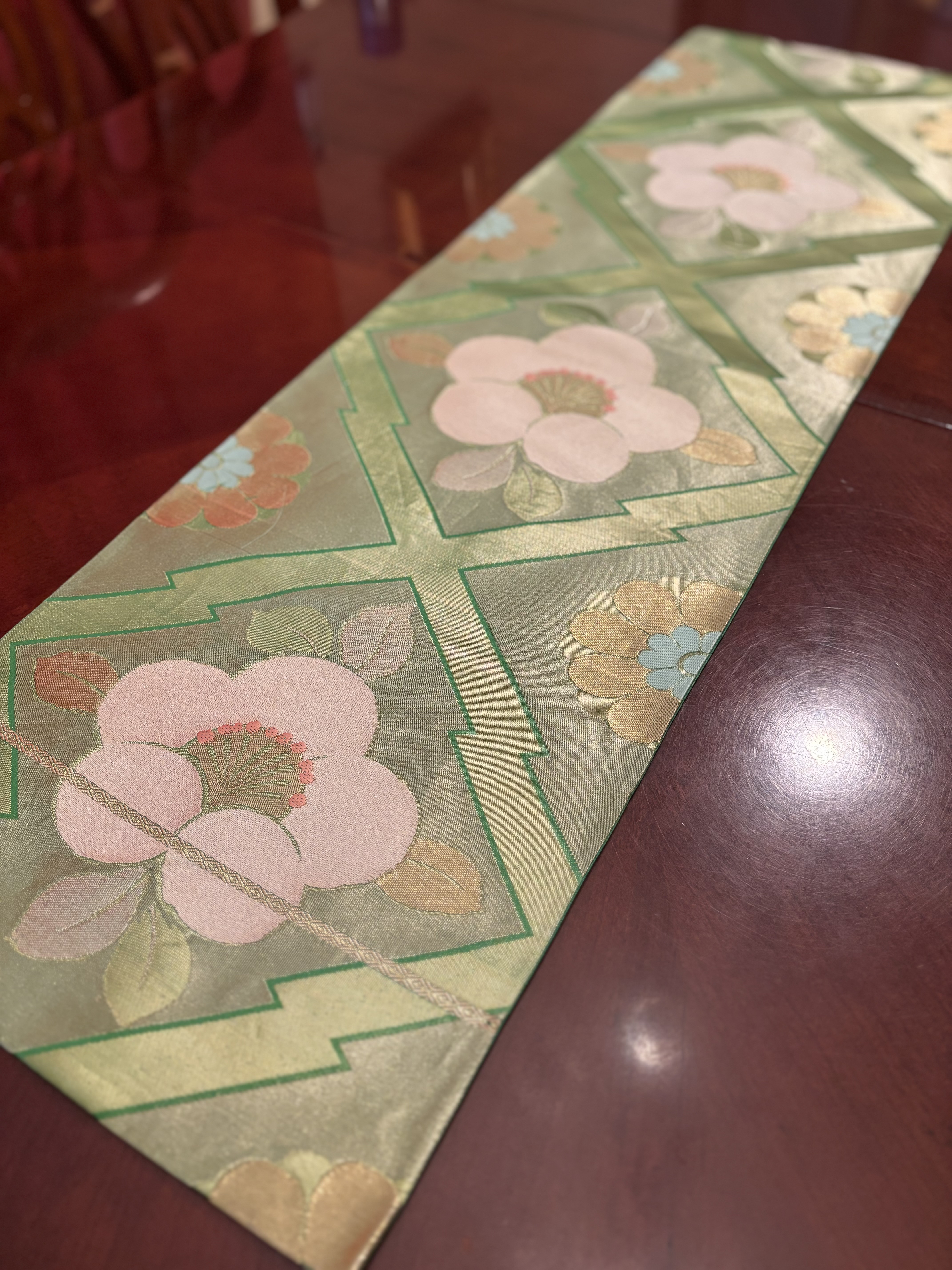 3114爽やかなグリーンの帯から作った花柄テーブルセンターテーブルランナー　春限定の色 4,250円