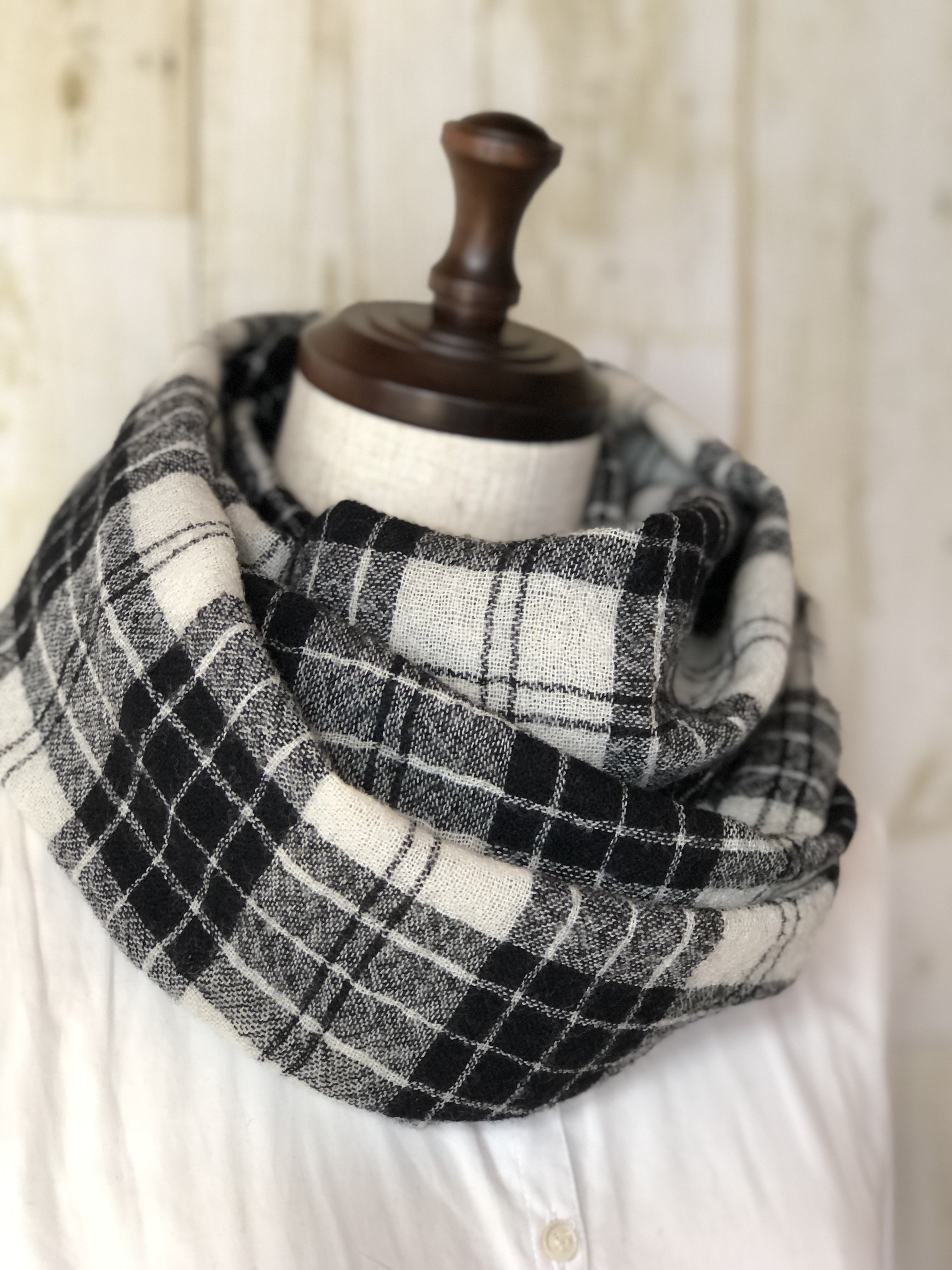 メチャ軽❣️ピュアウールガーゼ二重巻きスヌード❤️クラシカルタータンチェック（ブラック×アイボリーホワイト）