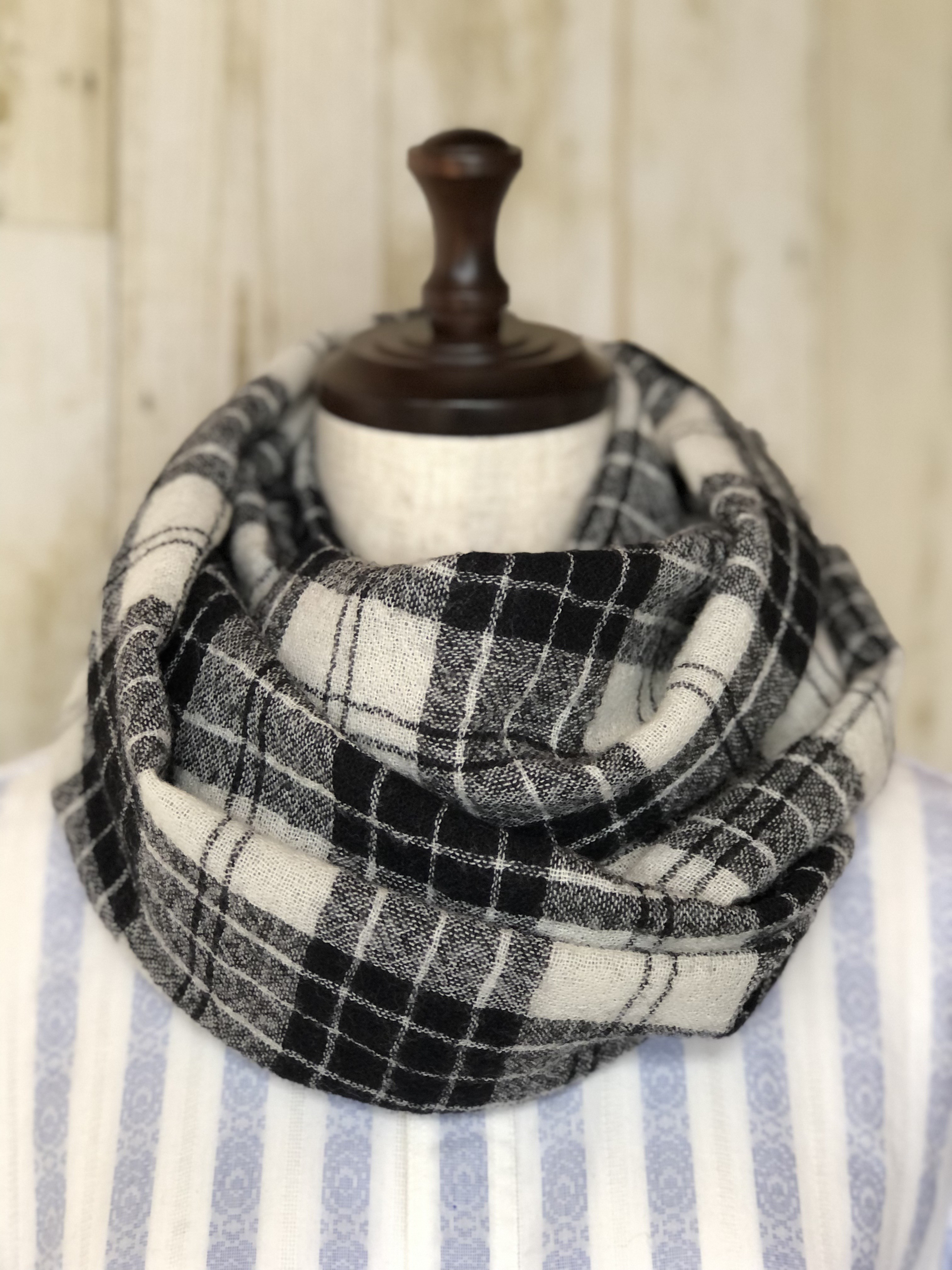 メチャ軽❣️ピュアウールガーゼ二重巻きスヌード❤️クラシカルタータンチェック（ブラック×アイボリーホワイト）
