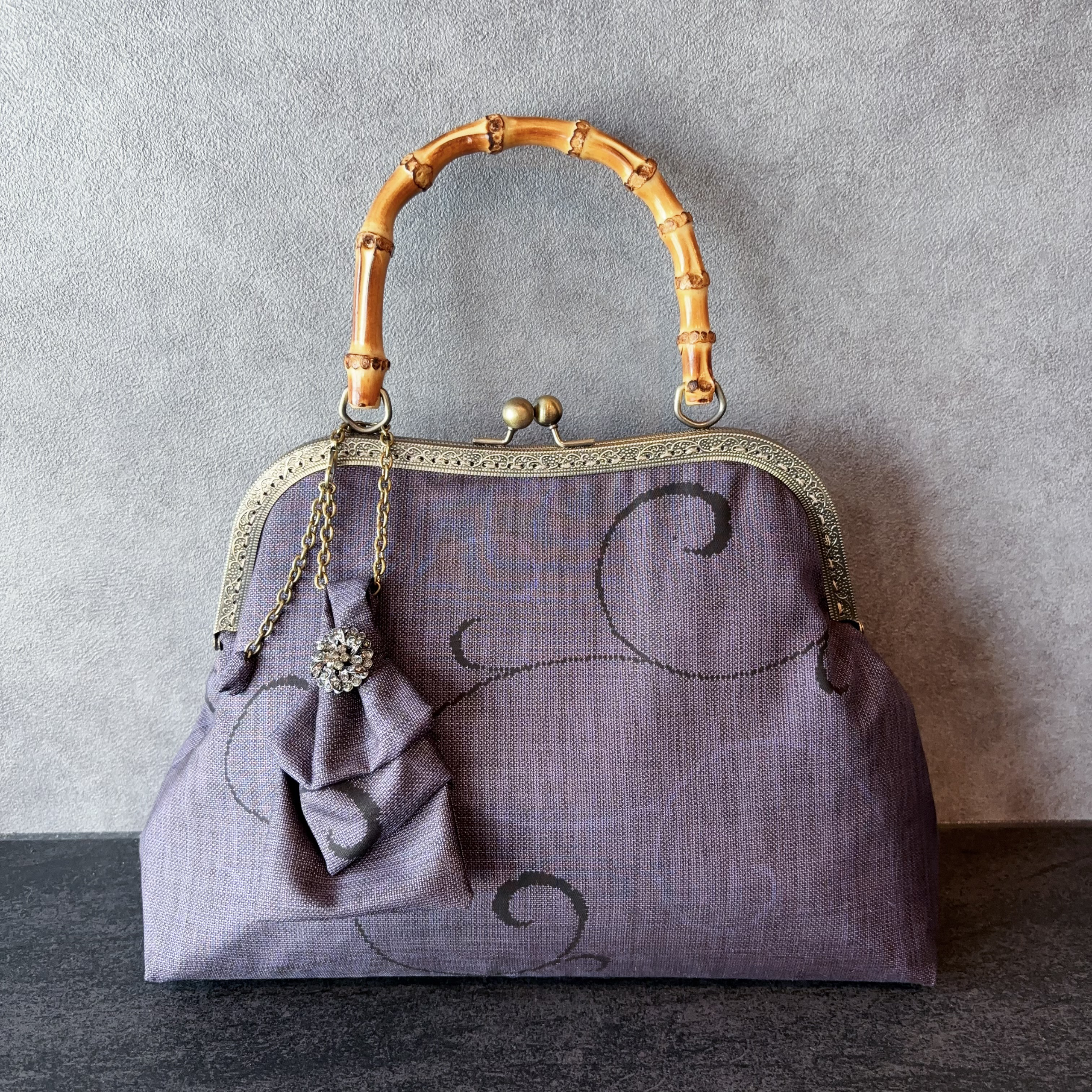 新作　和の心シリーズ　伝統工芸本場大島紬　気品漂う大人紫の地空き柄　洗練された大きめバンブーにチャーム飾りを添えて、、