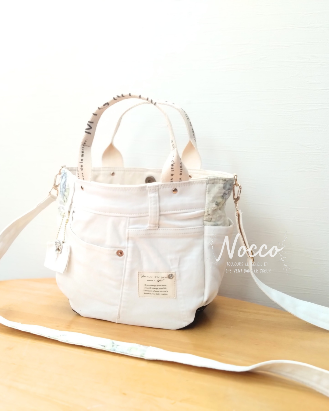 №843【白DENIM✖️FlowerキルティングToteBag⚮̈】デニムリメイクバッグ/ころりんバッグ/花柄春バッグ