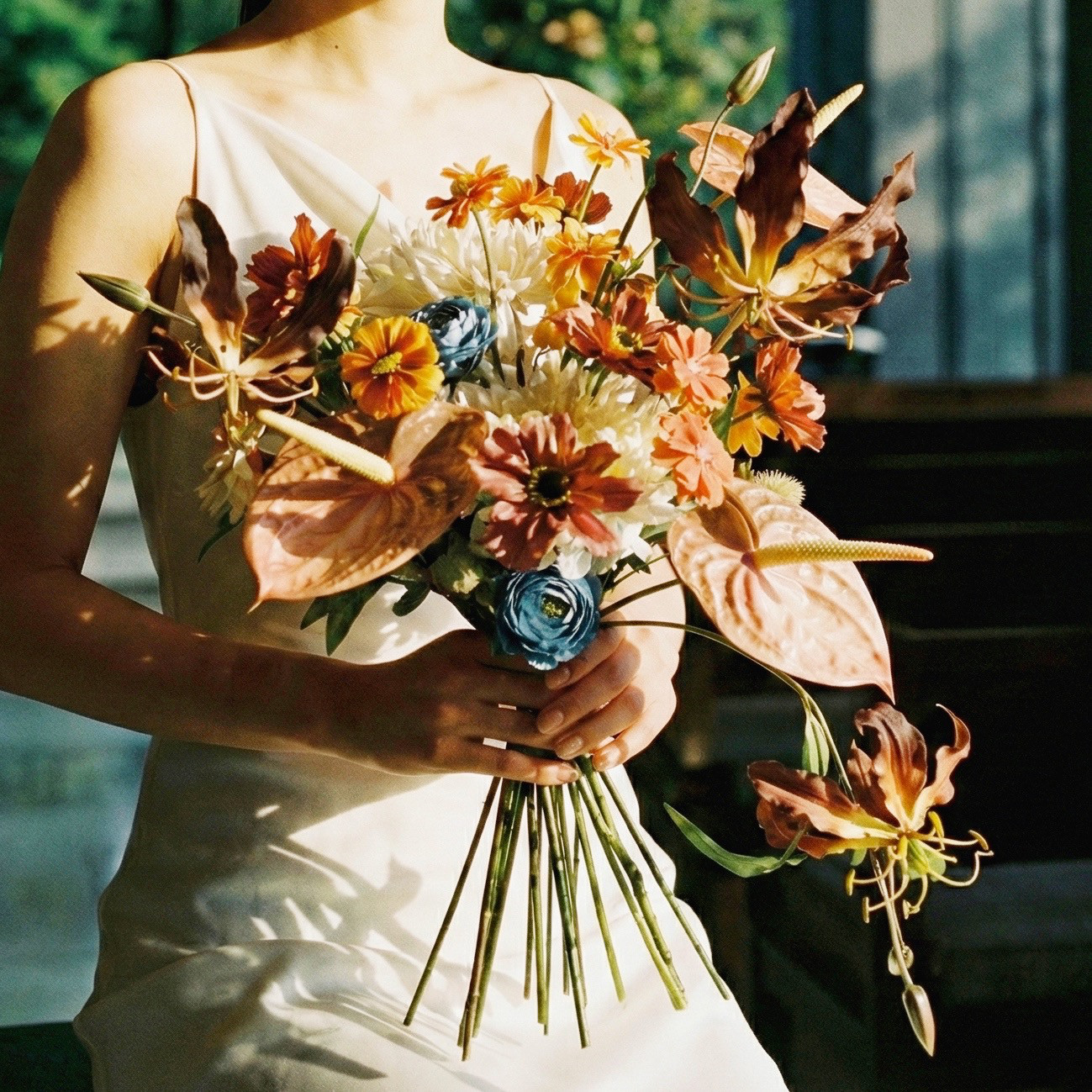 【建築家デザイン】テラコッタ×青のクラッチブーケ｜アンスリウム グロリオサ 結婚式 前撮り 秋婚 造花 アーティフィシ
