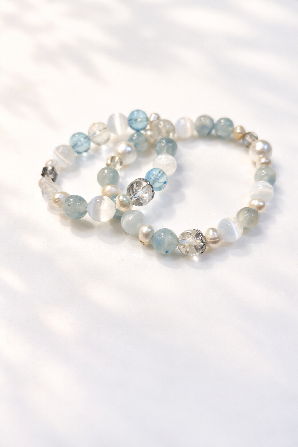 ＜天然石＞シンデレラをイメージしたデザインブレス。穏やかな波動で心を落ち着かせるアクアマリン使用。