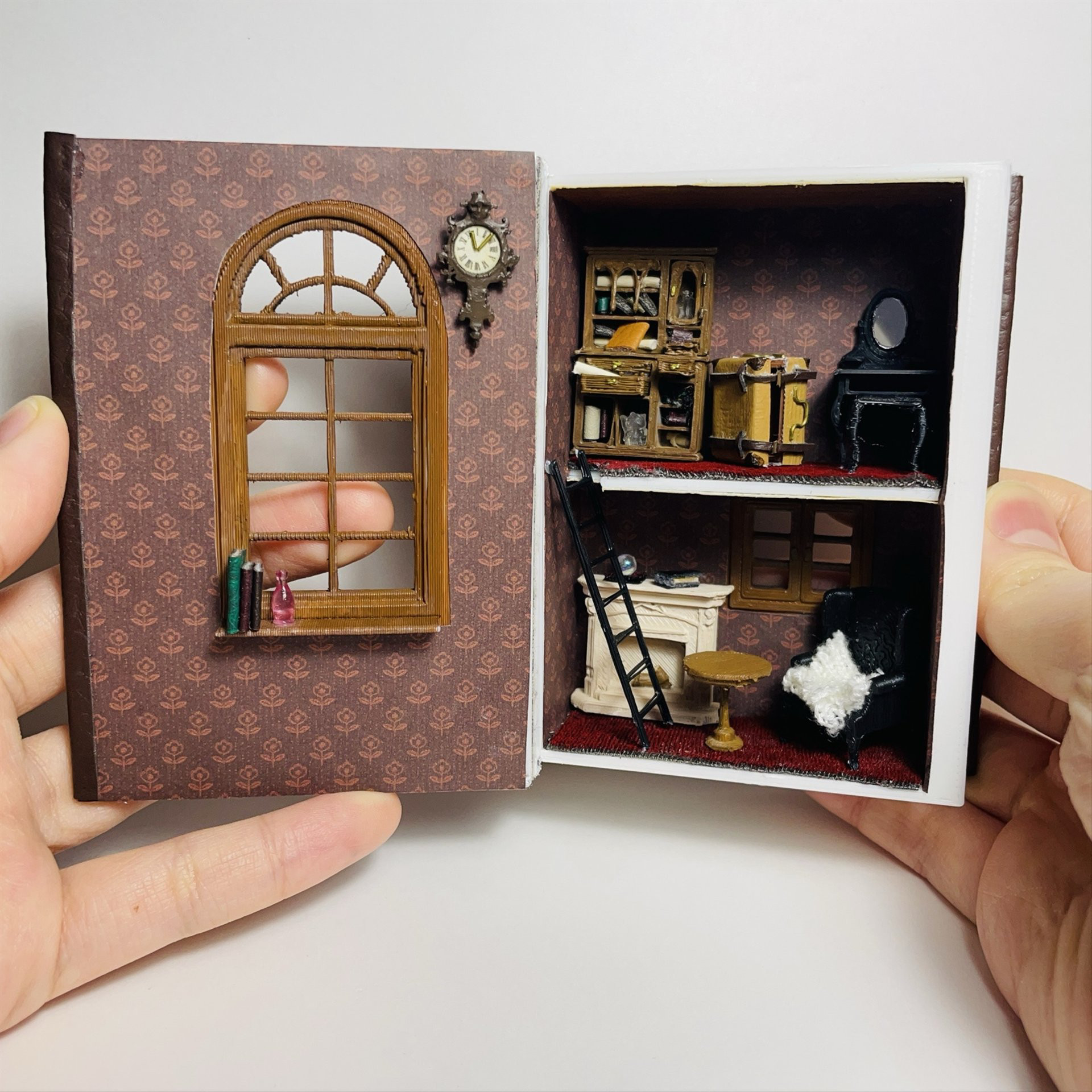 本の中の小さな洋館｜二階建てミニチュアハウス（ドールハウス）