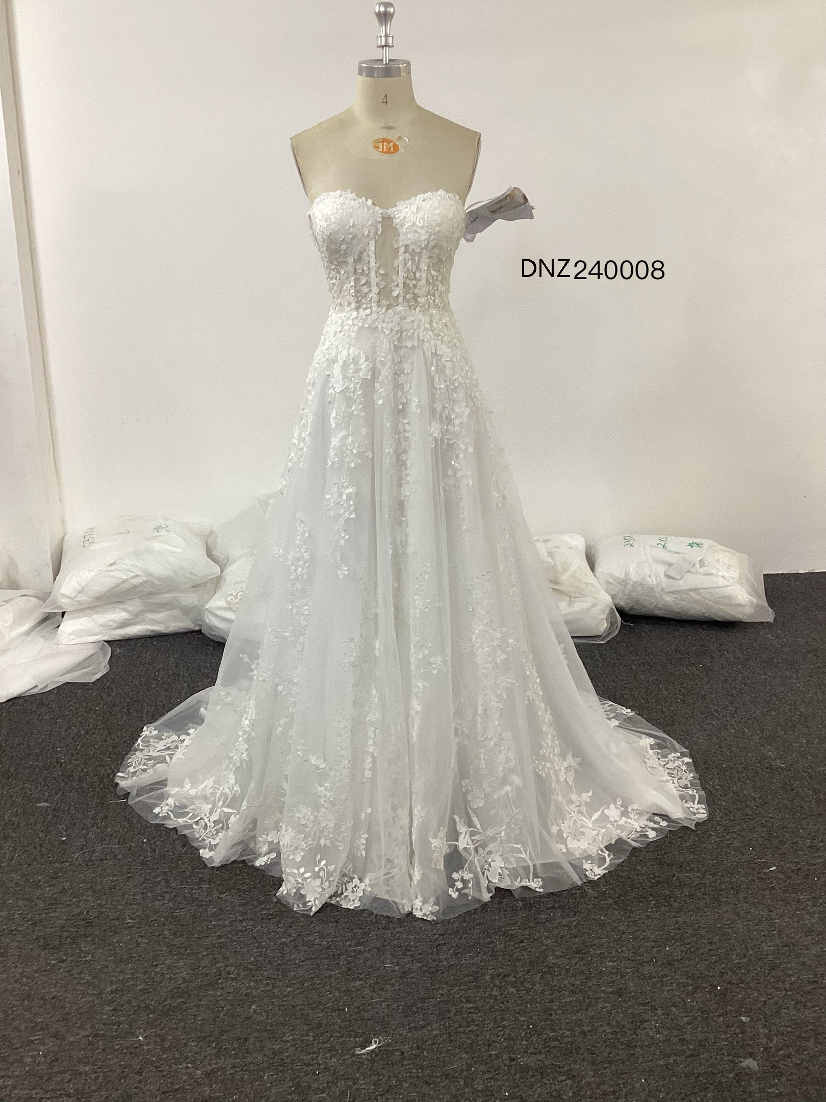 抜群のおしゃれ見え　袖無し　レーススカート　編みあげ　短いトレーン　リーフ刺繍　二次会ドレスパーティー披露宴ブライダル