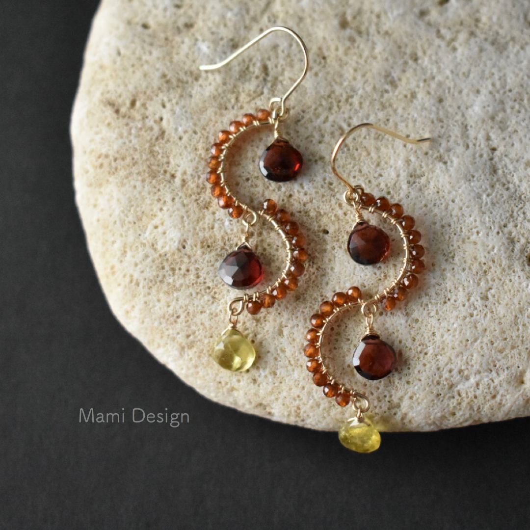 14KGF 3種のガーネットのウェーブラインピアス