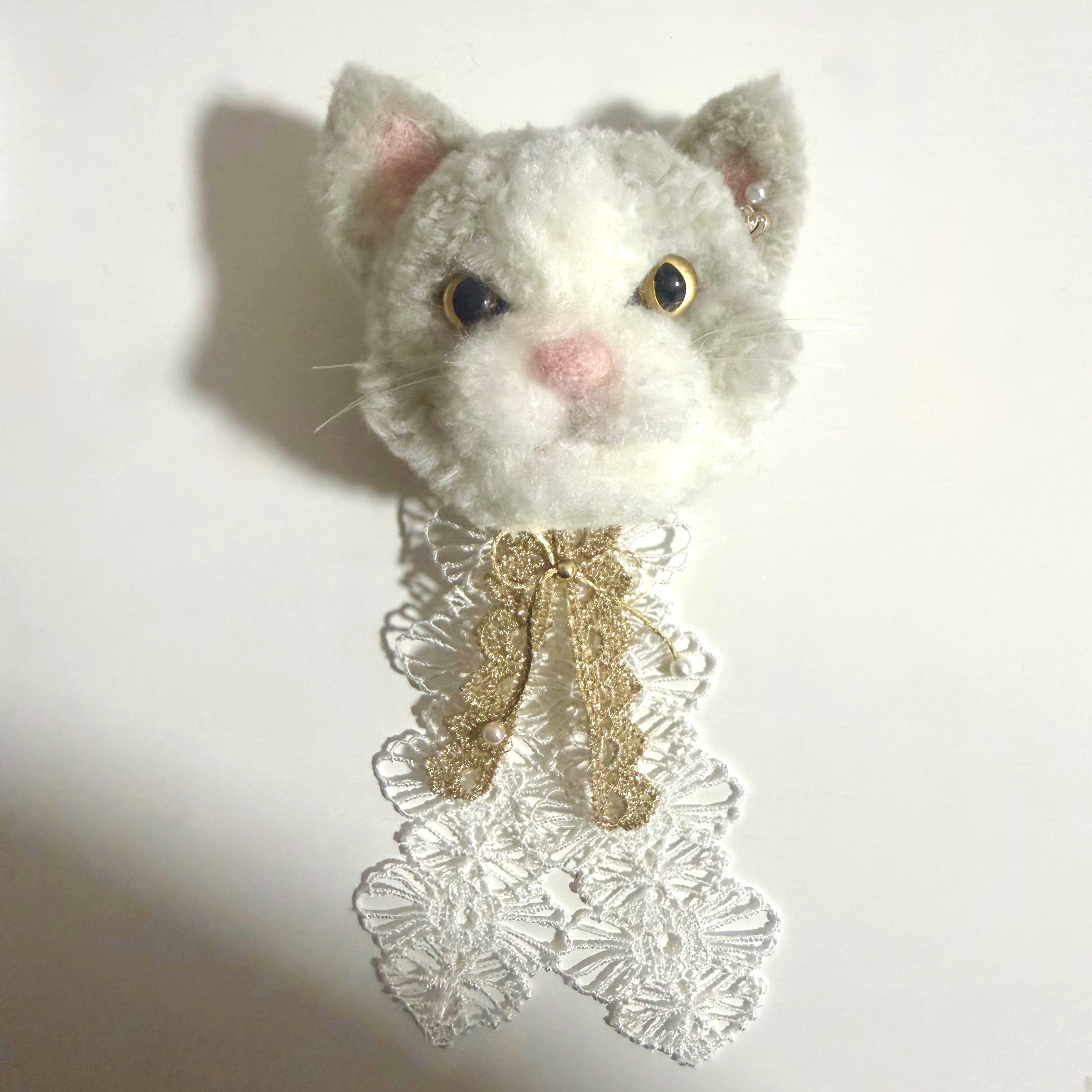 はちわれ猫ブローチ｜白×グレー｜動物ブローチ・大人かわいい一点物 動物ぽんぽん
