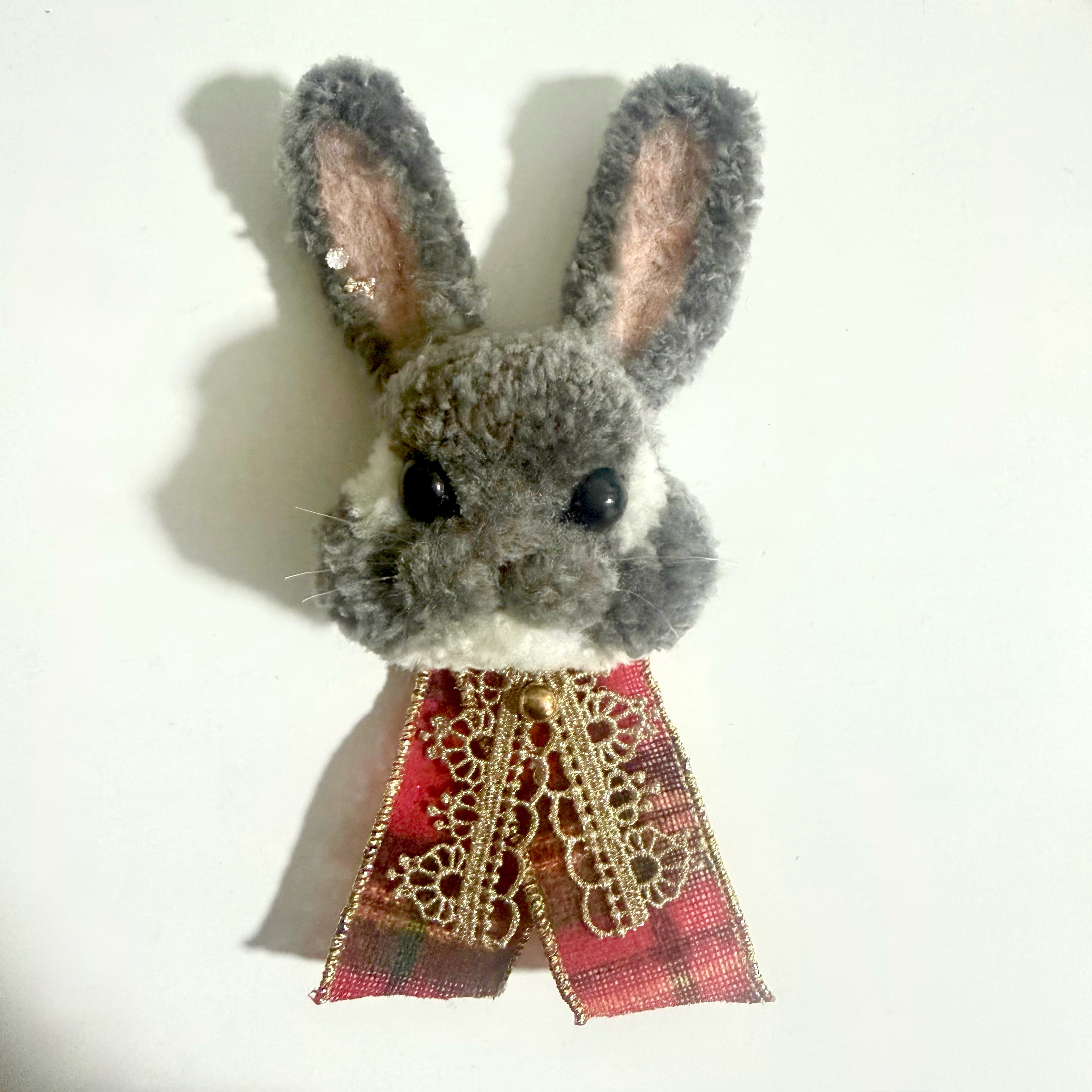 うさぎブローチ｜グレー×チェックリボン｜動物ブローチ・一点物 動物ぽんぽん